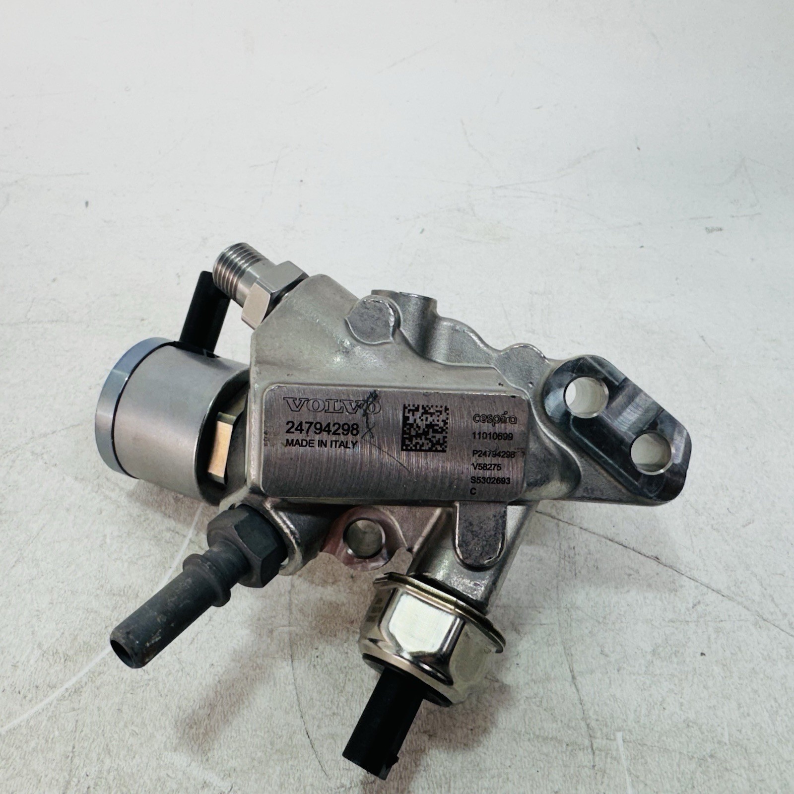 Genuine Volvo Truck 24794298 DEF Dosing Unit (Diesel Exhaust Fluid Doser) Genuine Volvo Truck 24794298 DEF Dosing Unit (Diesel Exhaust Fluid Doser)