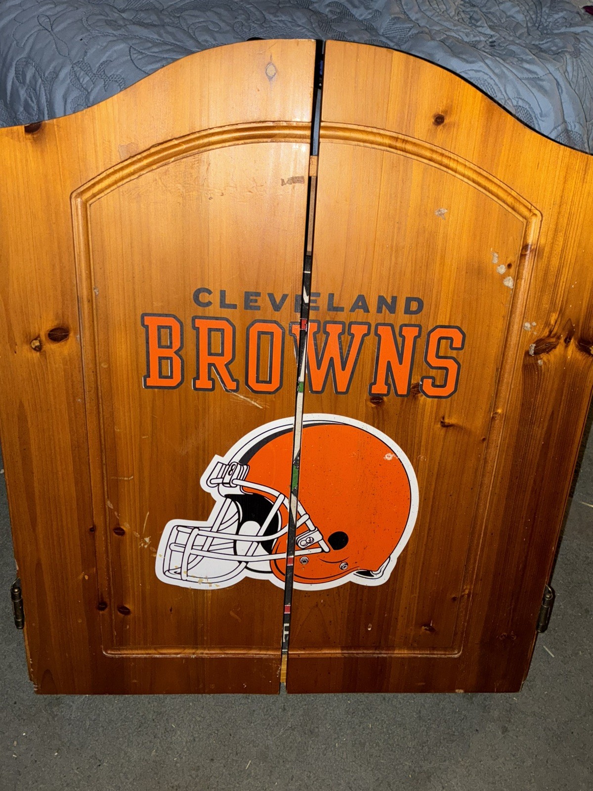 Cleveland Browns NFL Vintage Imperial Bristle Dartboard Set in Wood Cabinet Cleveland Browns NFL Vintage Imperial Bristle Dartboard Set in Wood Cabinet