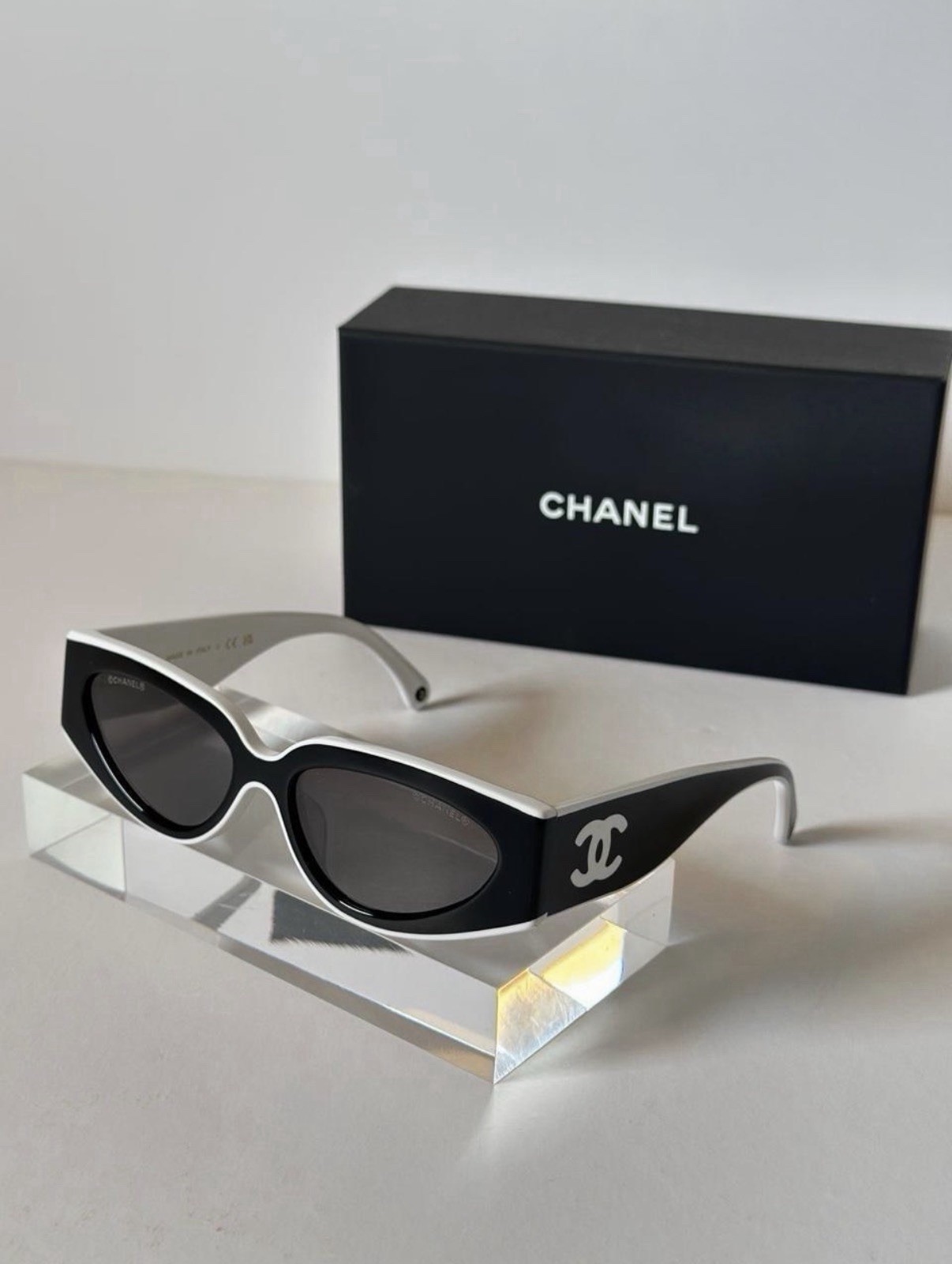 CHANEL Women\'s Black & White Cat Eye Sunglasses Black Tinted Lenses Logo CHANEL Women\'s Black & White Cat Eye Sunglasses Black Tinted Lenses Logo