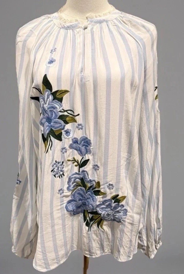 Akemi + Kim Anthropologie Women’s Blue/White Striped Floral Embroidered Top Med Akemi + Kim Anthropologie Women’s Blue/White Striped Floral Embroidered Top Med