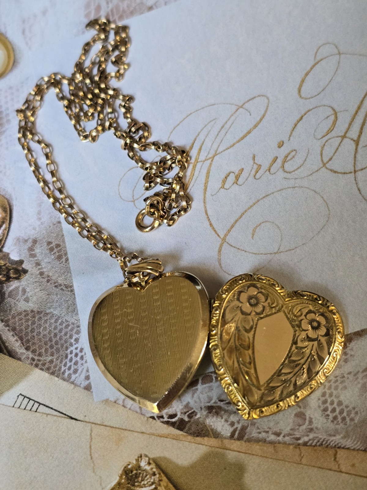 ANTIQUE VICTORIAN GOLD FILLED FLORAL ENGRAVED HEART LOCKET w 19\