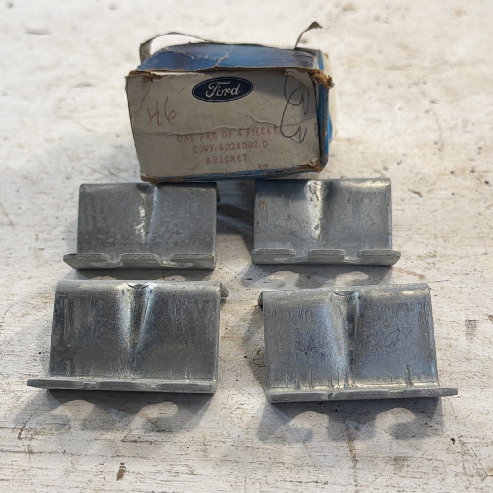4-NOS OEM Ford D5VY-6028002-C Rear Wheel Opening Cover Bracket 1975-77 Lincoln 4-NOS OEM Ford D5VY-6028002-C Rear Wheel Opening Cover Bracket 1975-77 Lincoln