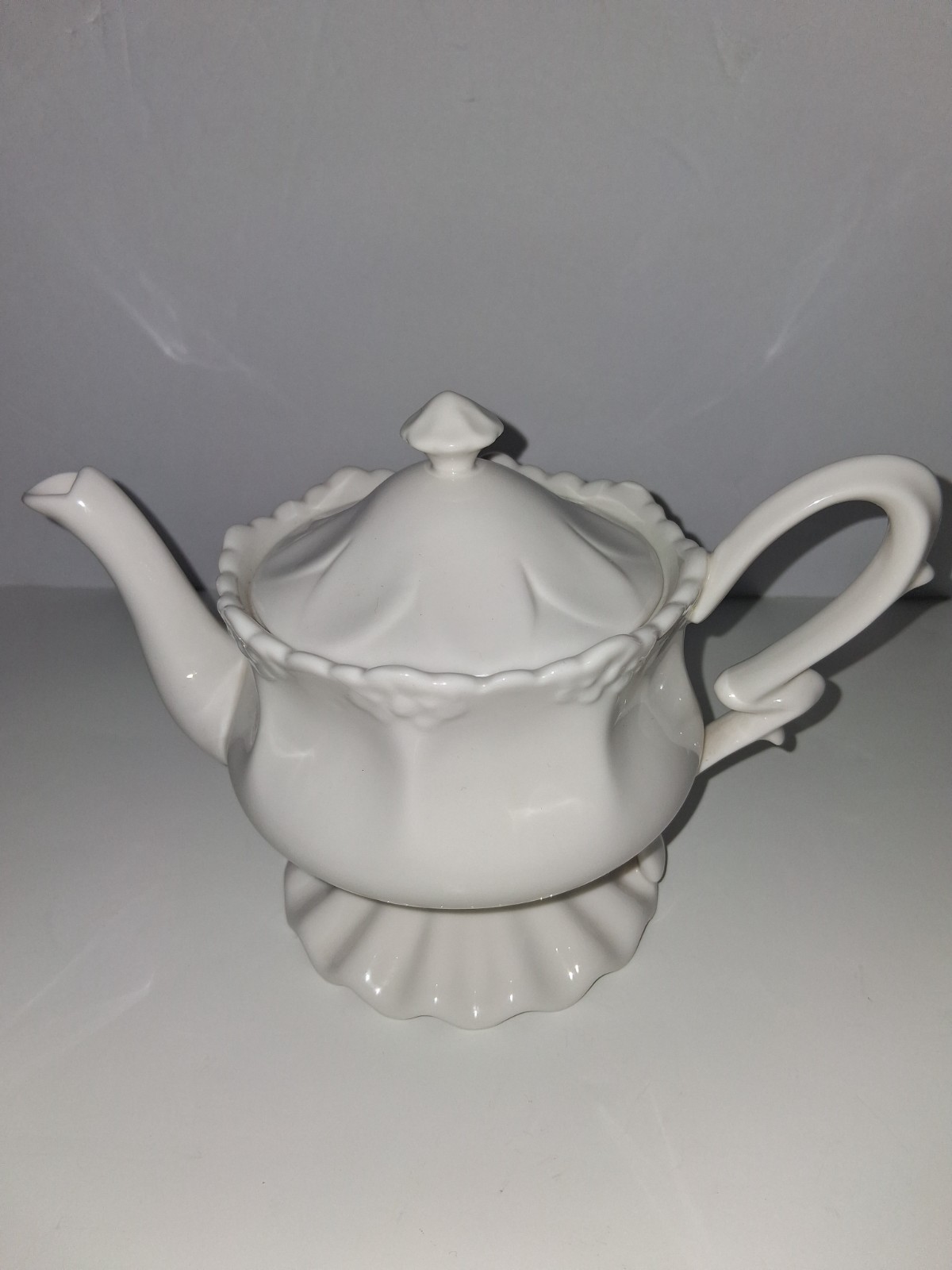 Vintage grace\'s teaware,Victorian style off- white porcelain with scalloped base Vintage grace\'s teaware,Victorian style off- white porcelain with scalloped base