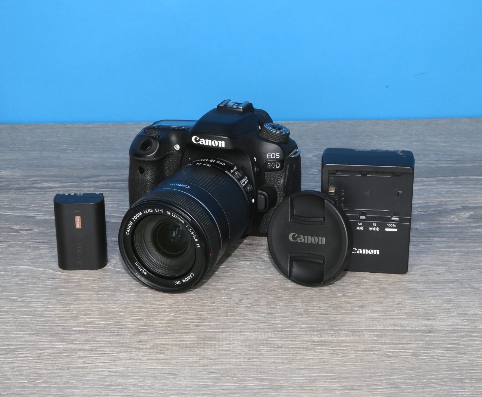 Canon EOS 80D 24.2 MP Digital SLR Camera (with EF-S 18-135mm Lens) Batterie +