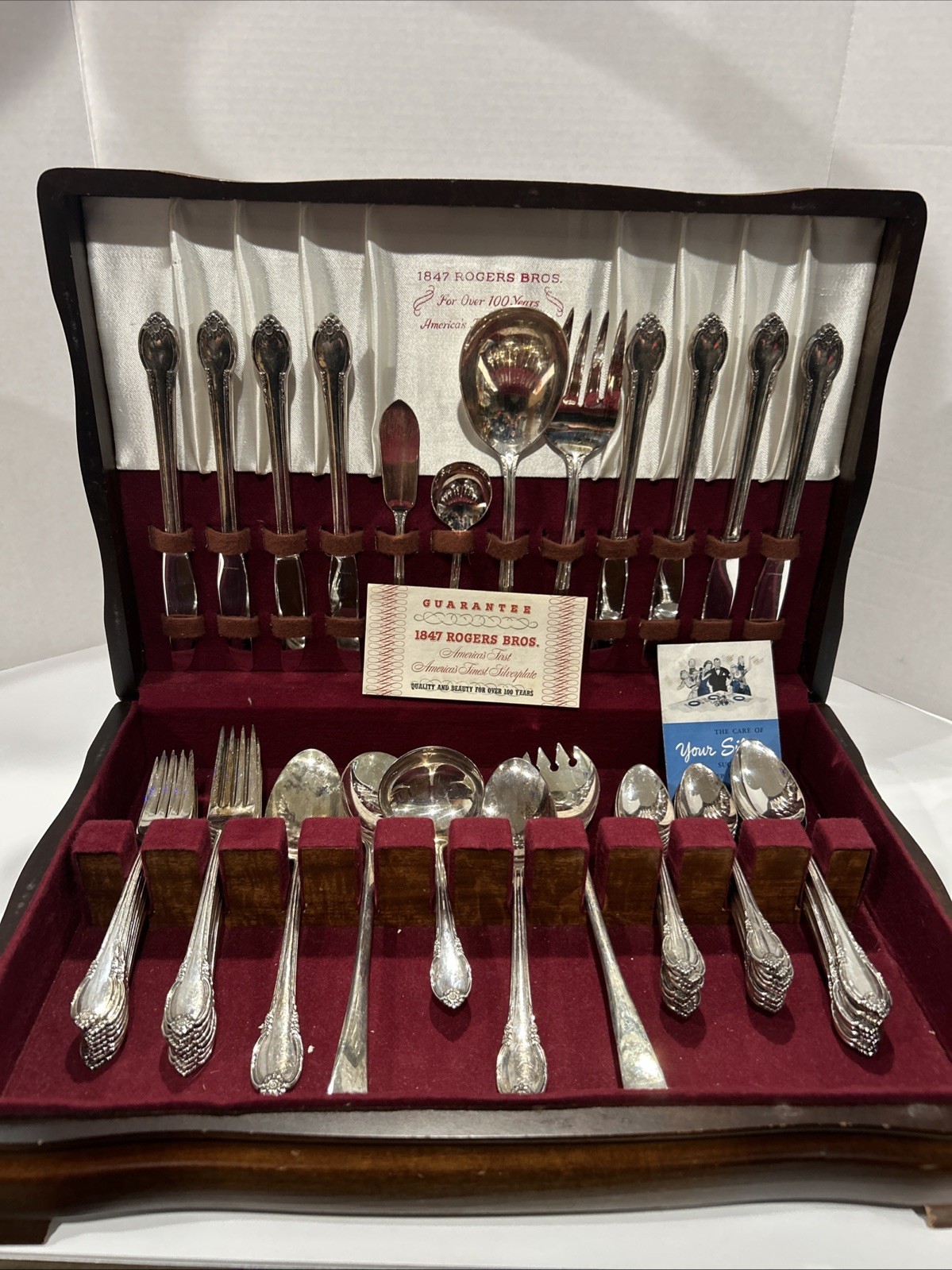 Vintage 1847 Rogers Bros Remembrance Silverplate Flatware Set 52 Pc Wood Chest Vintage 1847 Rogers Bros Remembrance Silverplate Flatware Set 52 Pc Wood Chest