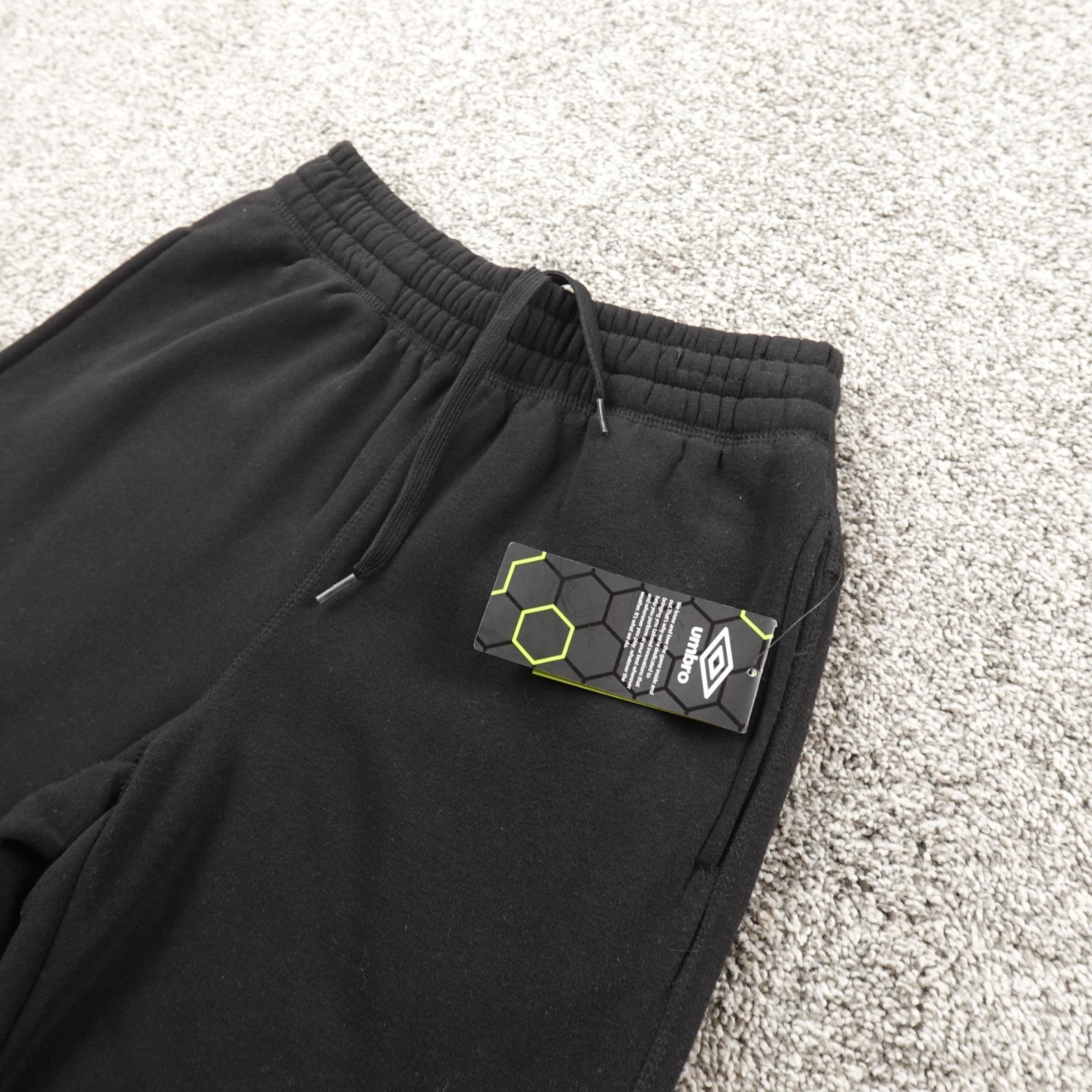 NEW Umbro Pants Mens S Black Soccer Futbol Warm Up Drawstring Jogger Sweatpants NEW Umbro Pants Mens S Black Soccer Futbol Warm Up Drawstring Jogger Sweatpants