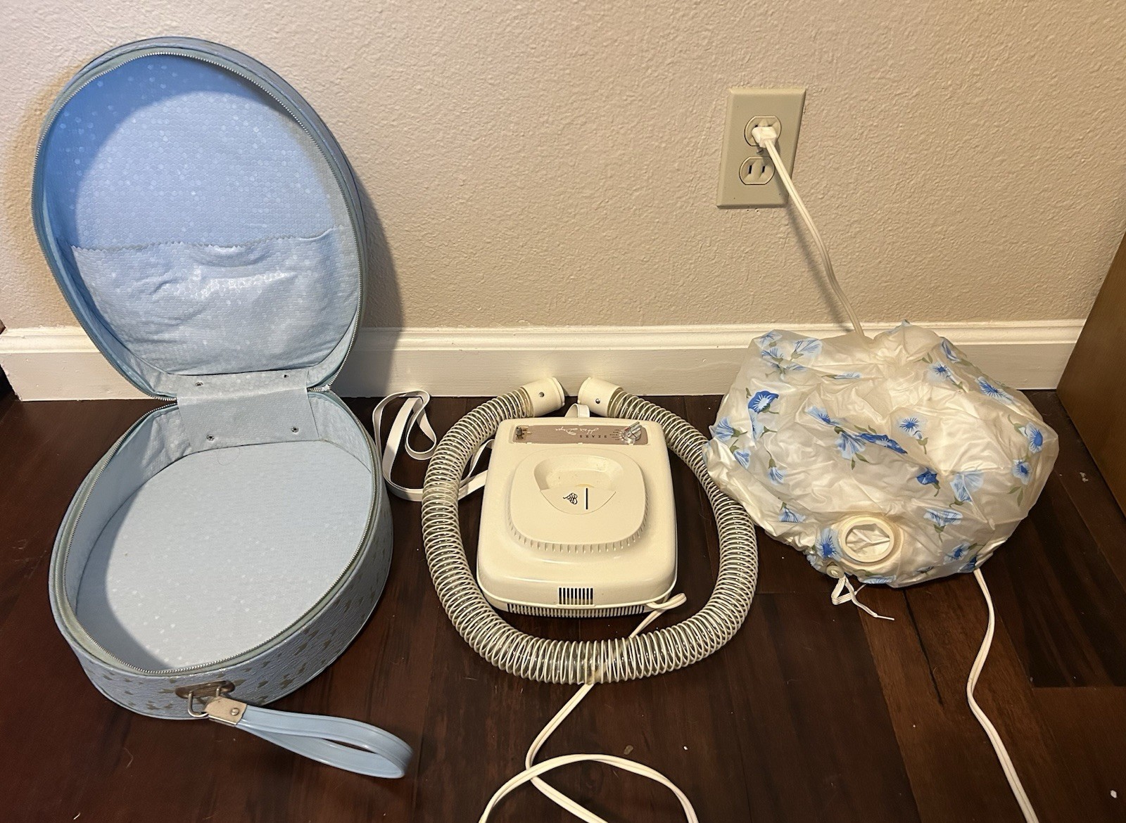 Vintage Sears 1950’s early 60’s travel blow dryer Round Blue Carry Case