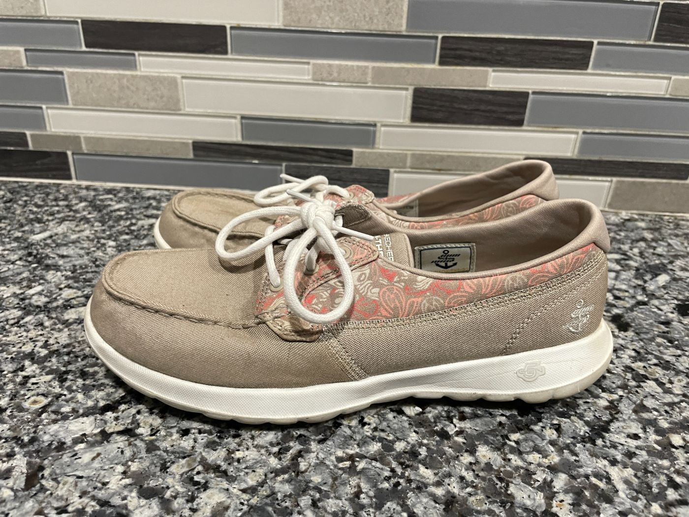 Skechers On-The-Go Women\'s 8.5 Boat Shoes Taupe Pink Floral Goga Max 15432