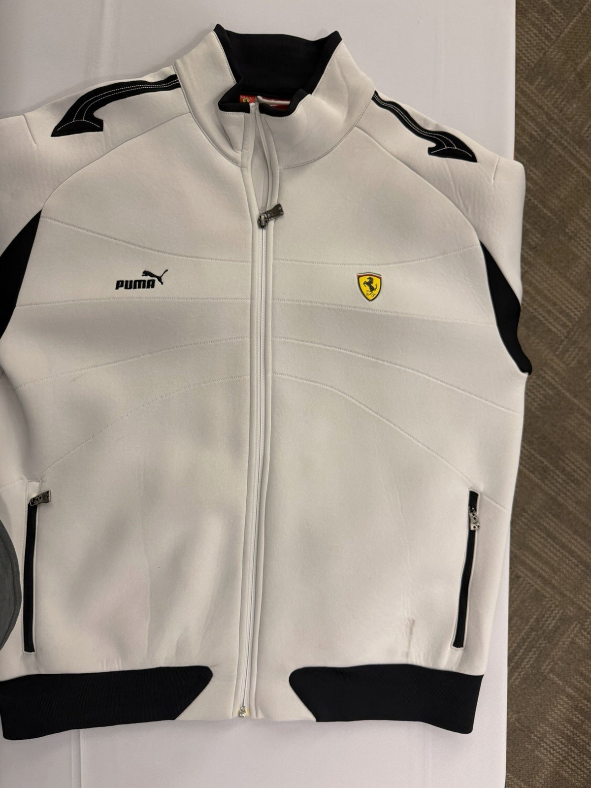 PUMA Scuderia Ferrari F1 Full Zip Jacket White/Black XL Officially Licensed F1 PUMA Scuderia Ferrari F1 Full Zip Jacket White/Black XL Officially Licensed F1