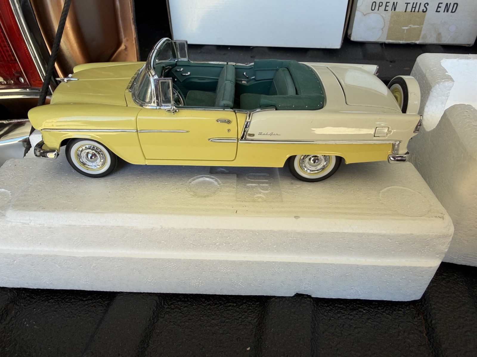 Danbury Mint 1955 Chevrolet Bel Air Convertible Yellow & White 1:24 Cont. Kit Danbury Mint 1955 Chevrolet Bel Air Convertible Yellow & White 1:24 Cont. Kit