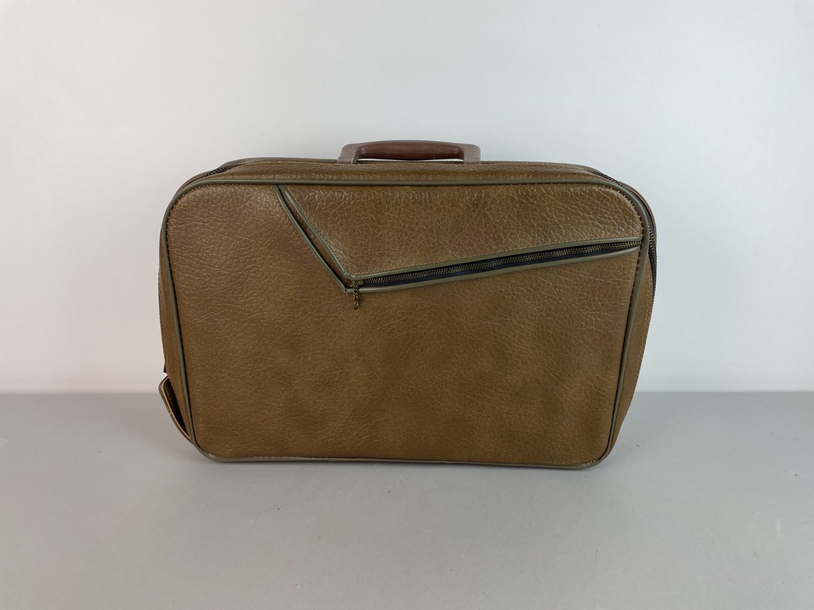Vintage A.D. Sutton & Sons Suitcase Travel Bag Brown Carry Luggage 70s KEY Vintage A.D. Sutton & Sons Suitcase Travel Bag Brown Carry Luggage 70s KEY