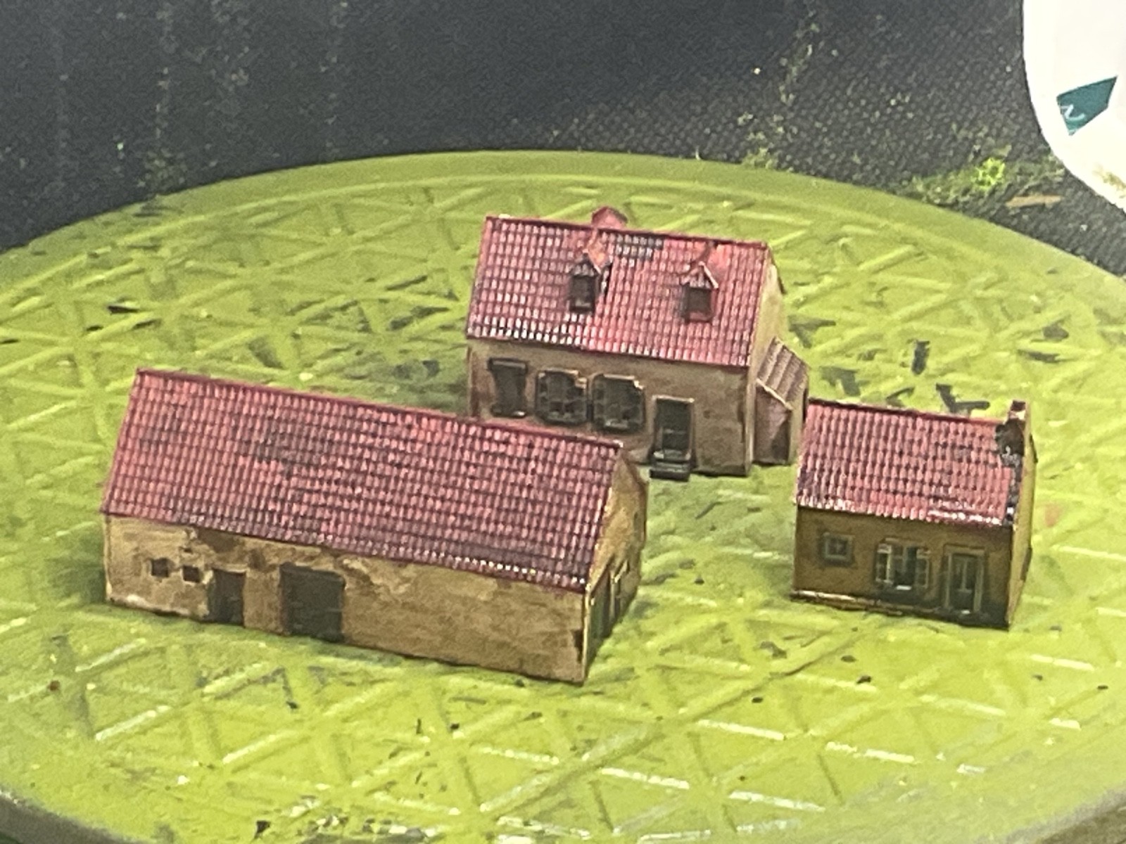 1/285 or 6mm Painted Farm with Large Barn and Out Building