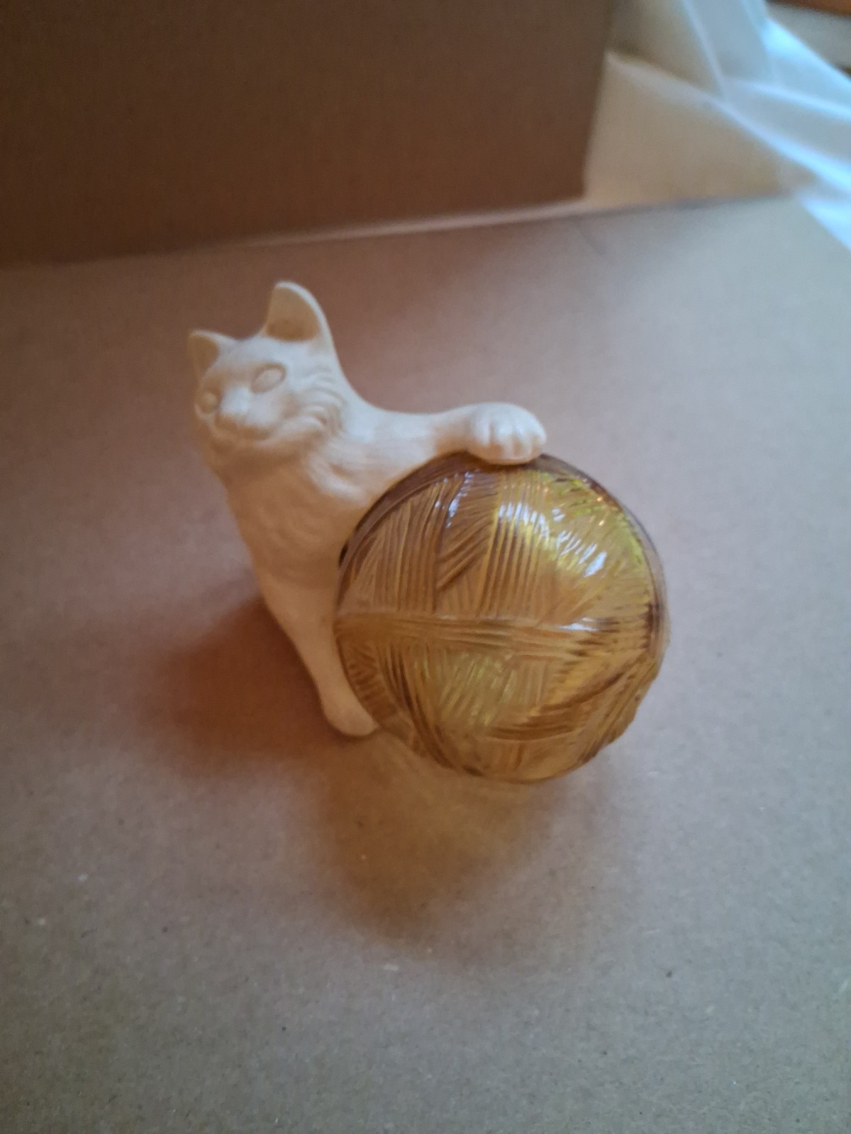 Vintage Avon Cat with Yarn Ball - Moonwind Cologne - Empty Bottle Vintage Avon Cat with Yarn Ball - Moonwind Cologne - Empty Bottle