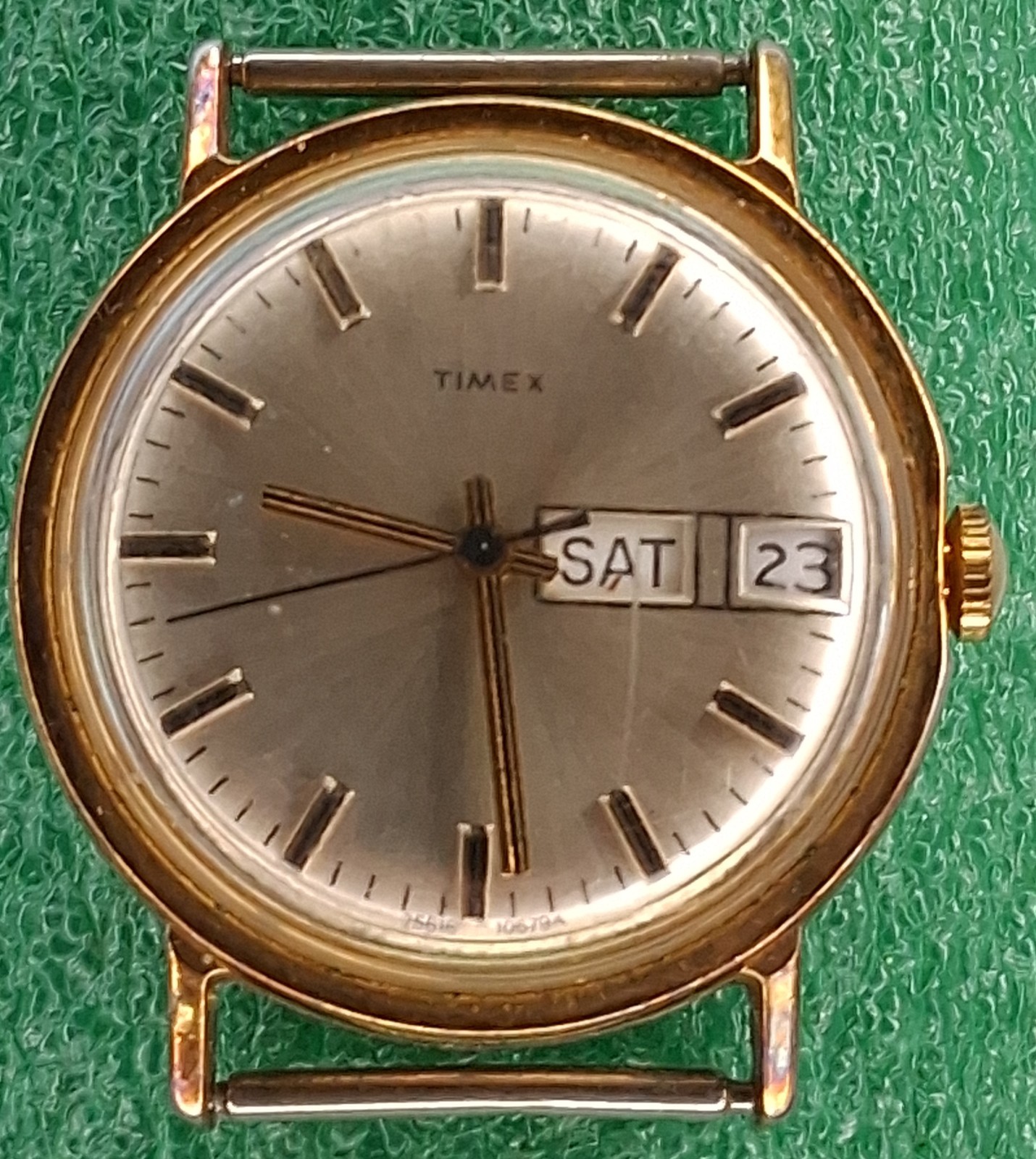Lot W2495 Mens Runs 1979 Timex Manual Wind Up Movement Vintage Watch as is