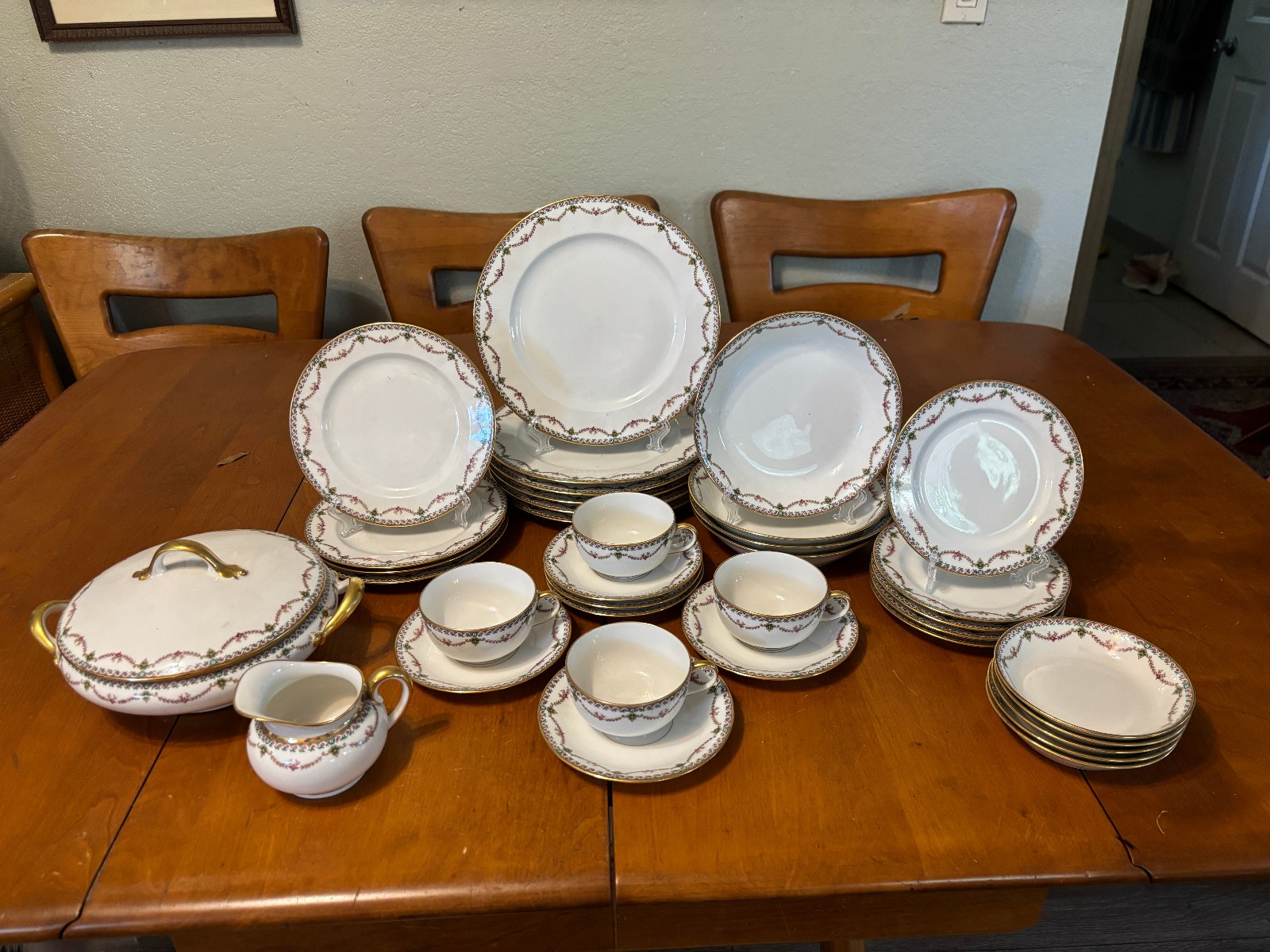 Limoges Vignaud  VIG14 Collection Service for 4 with extra pieces