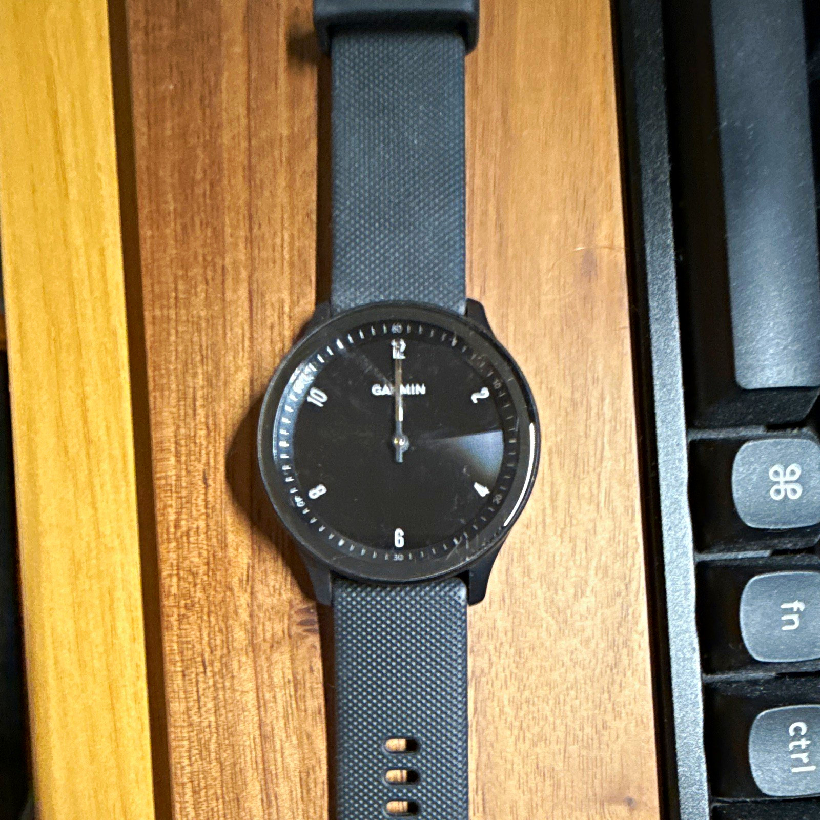 Garmin Vivomove Sport 40mm Black Smartwatch Silicone Band 4GB iOS/Android Garmin Vivomove Sport 40mm Black Smartwatch Silicone Band 4GB iOS/Android