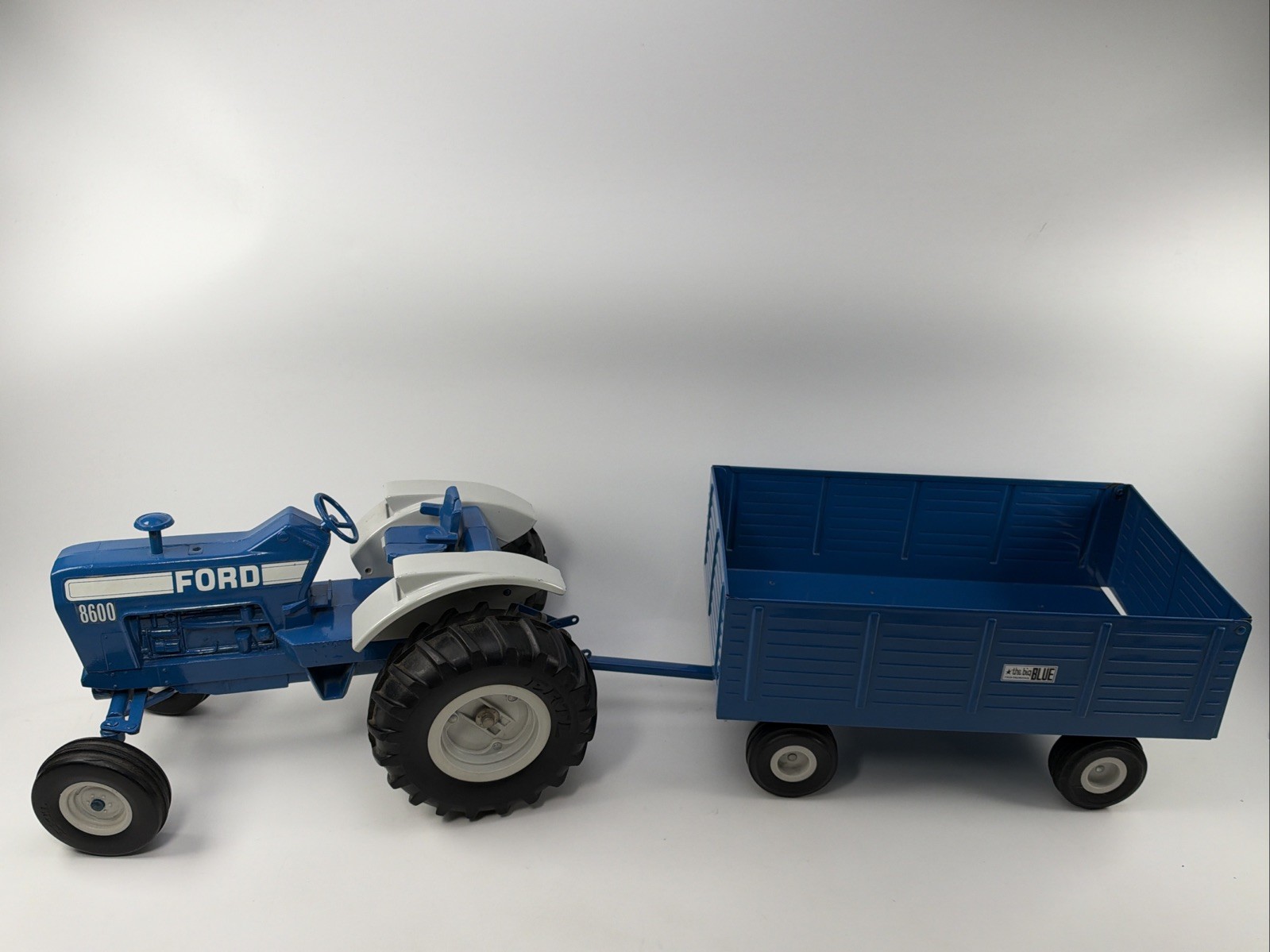 ORIGINAL Ertl Blue Ford 8600 + the Big Blue Wagon Diecast Tractor Set 1:12 NICE