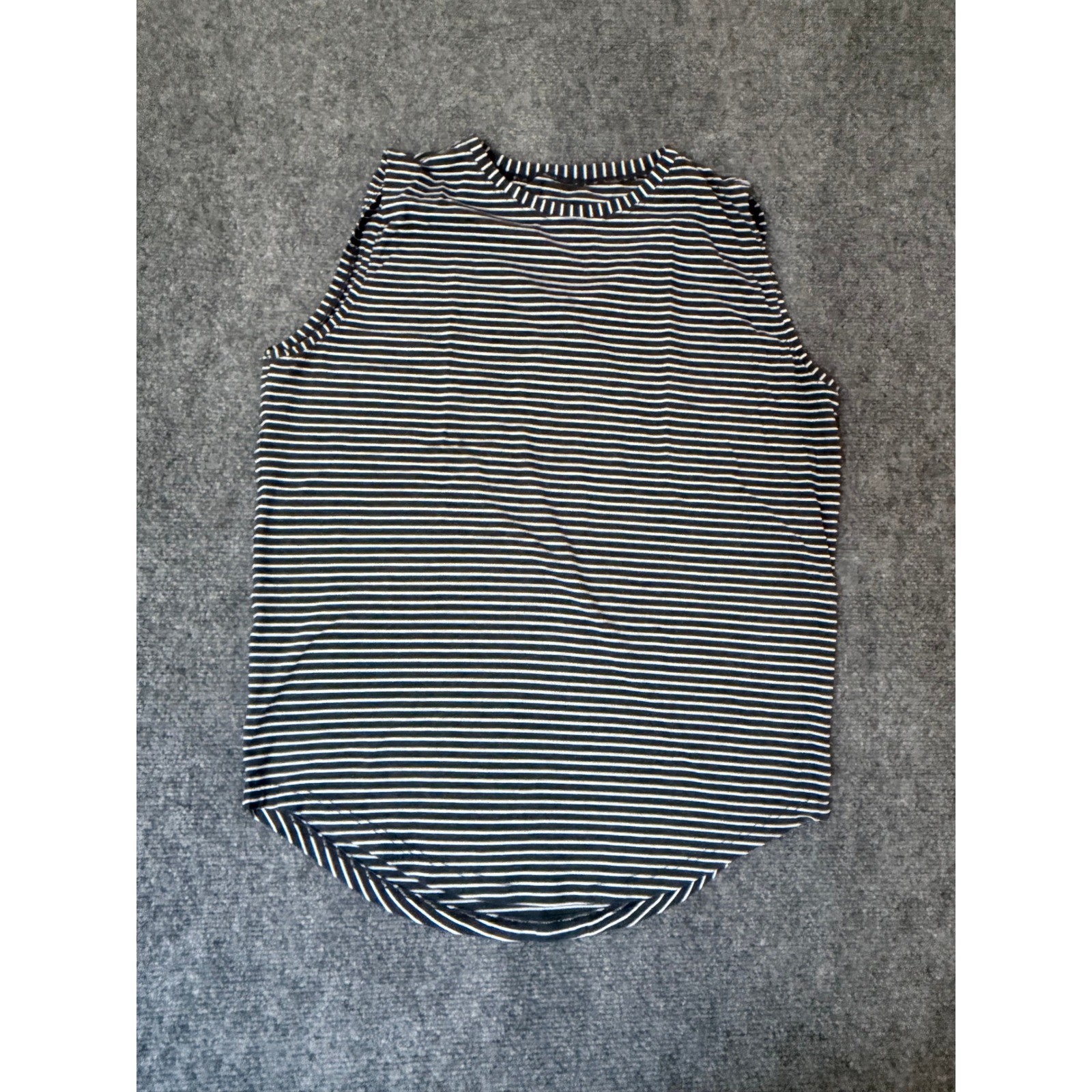 Lululemon Striped Sleeveless Tank Top Black White Curved Hem Crew Neck Womens 8? Lululemon Striped Sleeveless Tank Top Black White Curved Hem Crew Neck Womens 8?