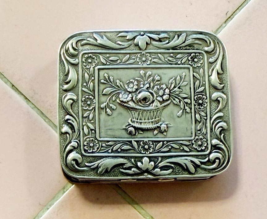 Antique Trinket Pill Makeup Vanity Box 800 Silver Floral Decoration European 38g Antique Trinket Pill Makeup Vanity Box 800 Silver Floral Decoration European 38g