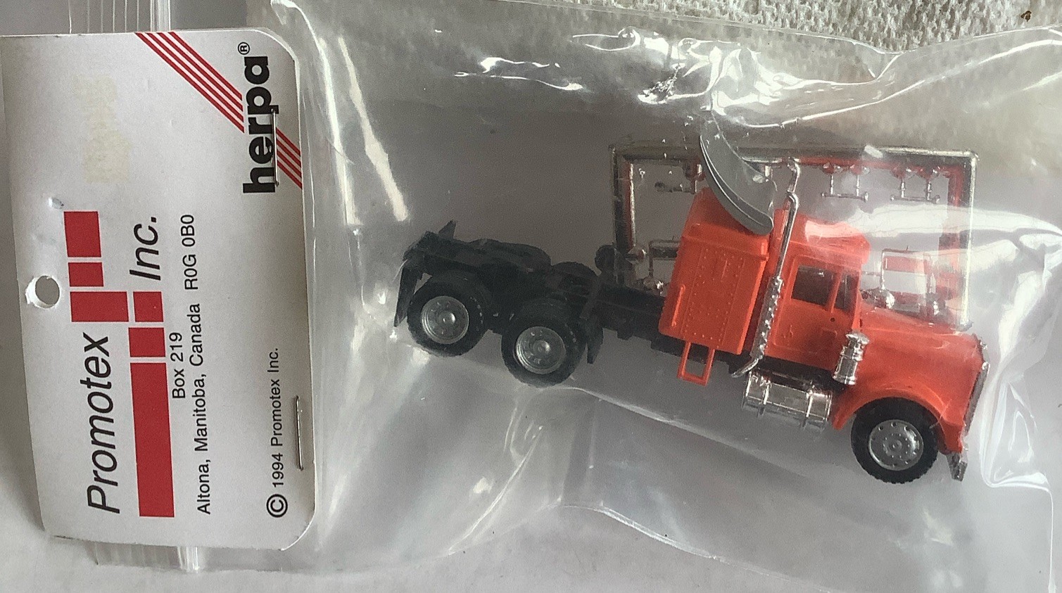 Promotex Herpa Sleeper Semi Tractor 1/87 HO Scale Orange Promotex Herpa Sleeper Semi Tractor 1/87 HO Scale Orange