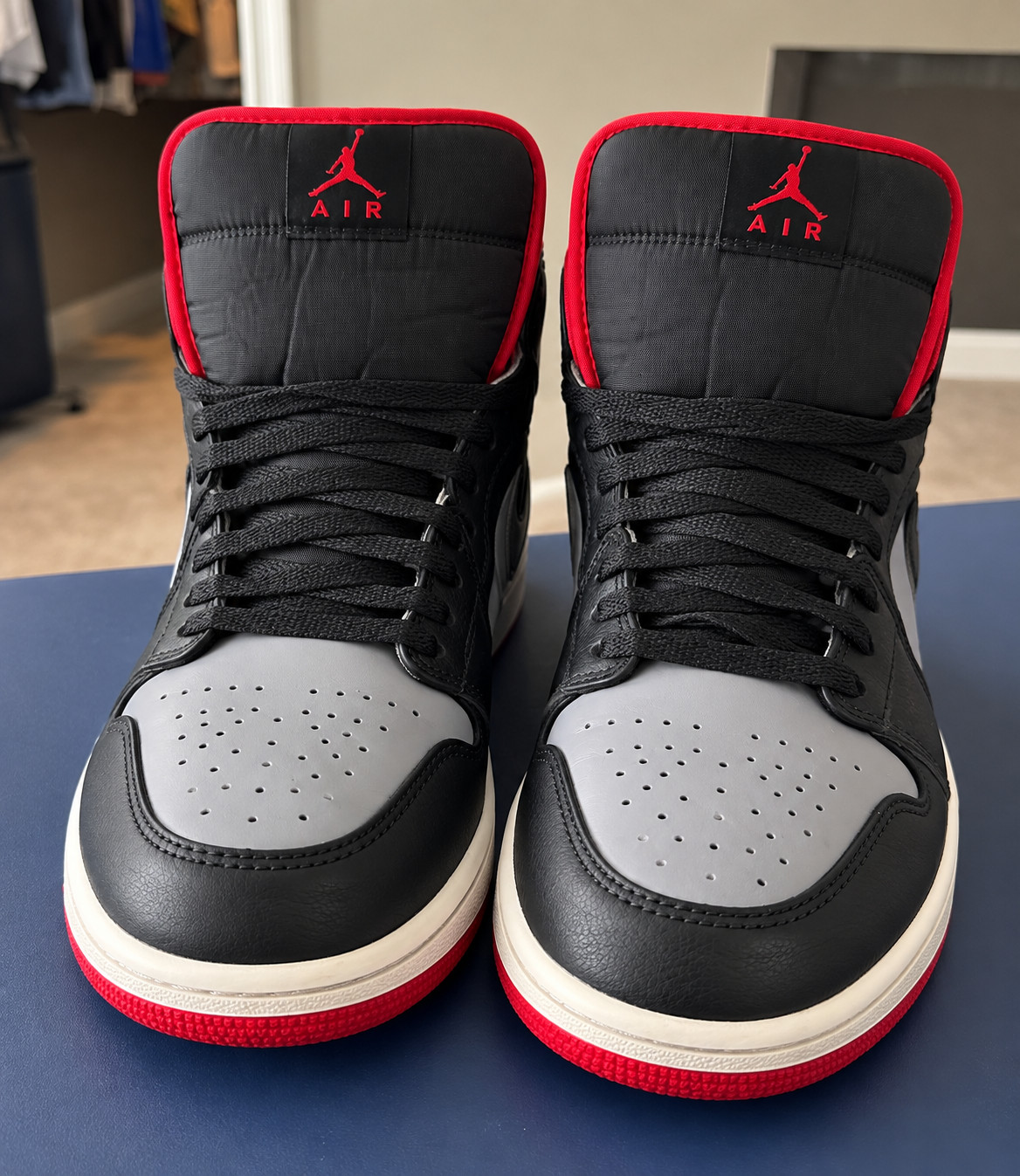 Nike Air Jordan 1 Retro High OG Black/Red/Grey Sneakers Nike Air Jordan 1 Retro High OG Black/Red/Grey Sneakers