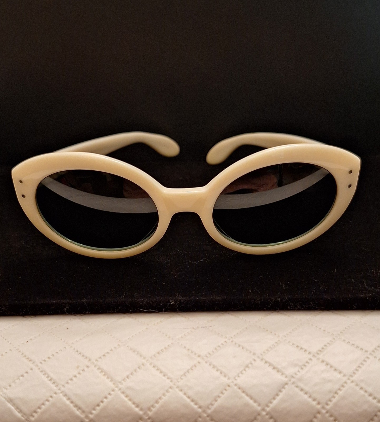 Rare Vintage Ray-Ban Bewitching Sunglasses Cream Mod 1960s Oval Dark Tint Rare Vintage Ray-Ban Bewitching Sunglasses Cream Mod 1960s Oval Dark Tint