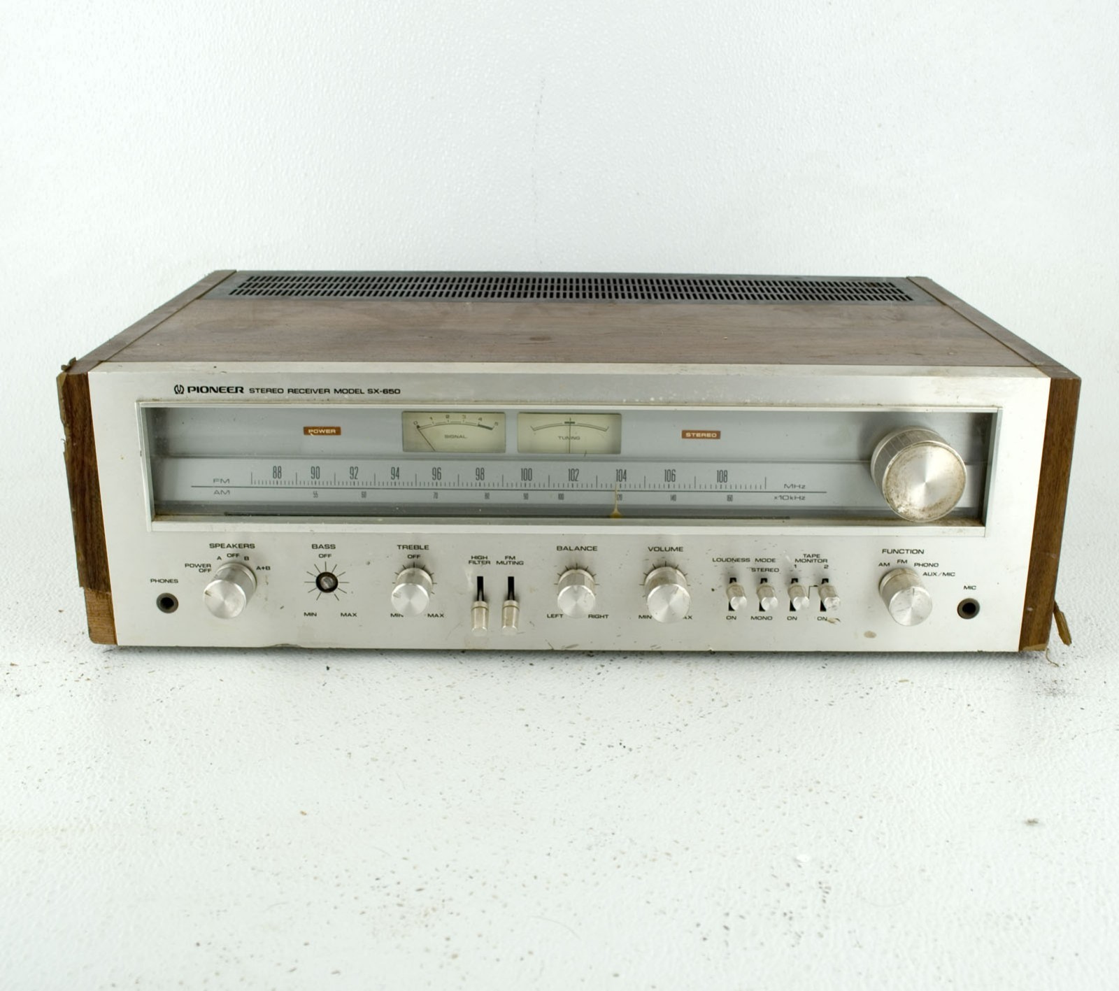 Vintage Pioneer SX-650 AM/FM Stereo Receiver Parts Repair Powers On Audio