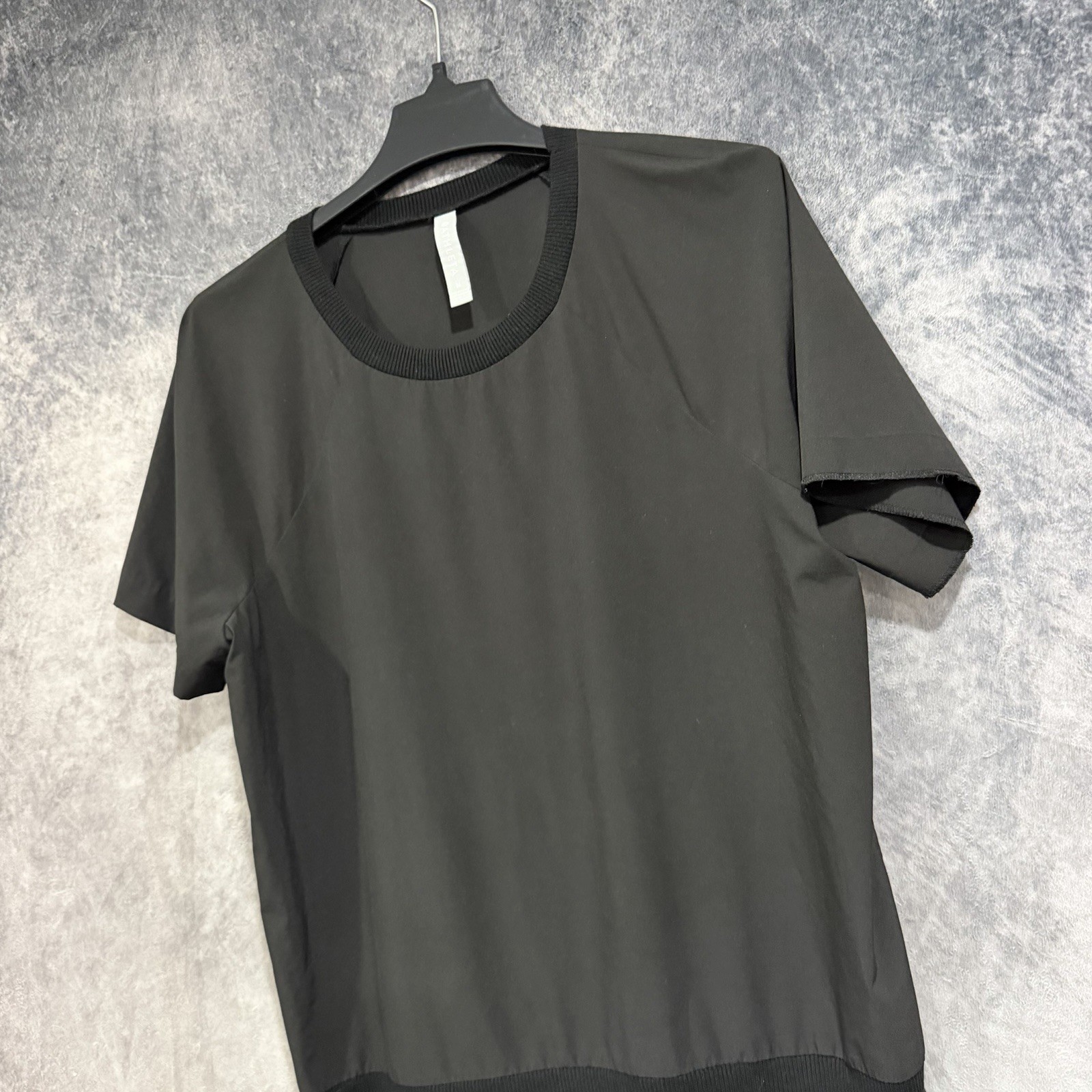 Athleta Zephyr Featherweight Tee Women’s Medium Black Ribbed Hem Crew Neck Athleta Zephyr Featherweight Tee Women’s Medium Black Ribbed Hem Crew Neck