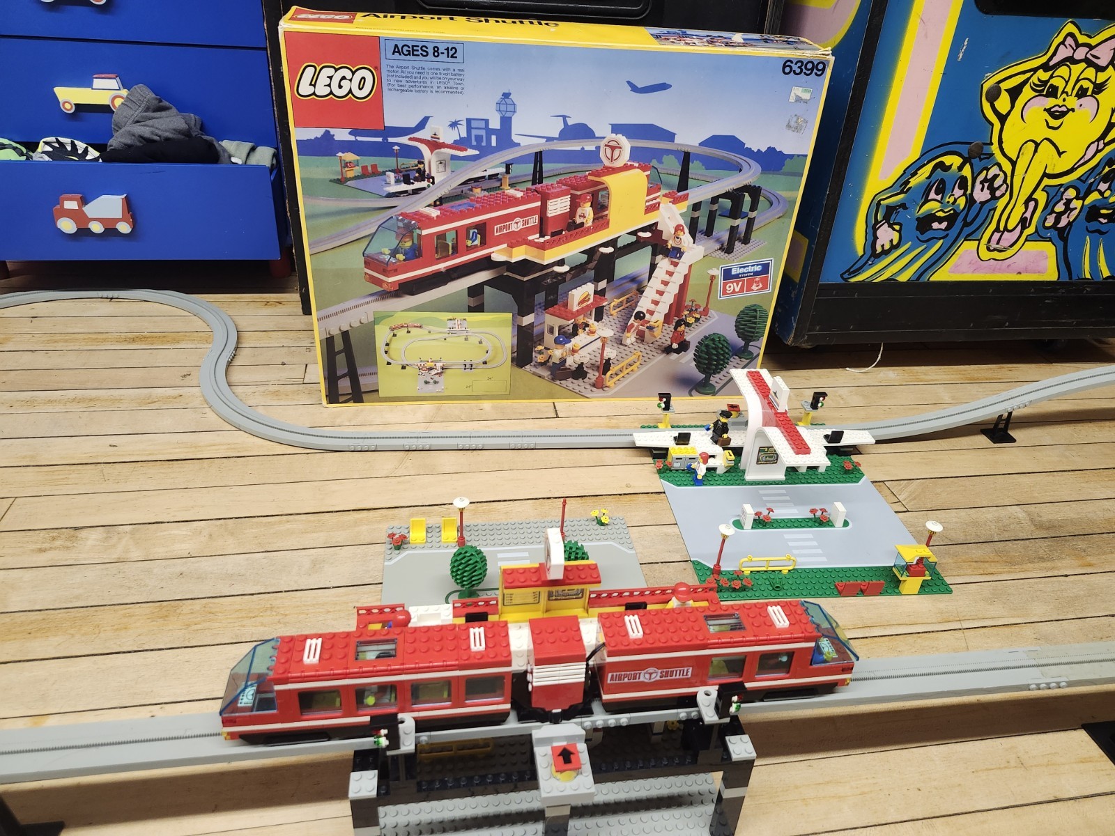 LEGO Town: Airport Shuttle 6399 - 100% Complete with box. Great stickers