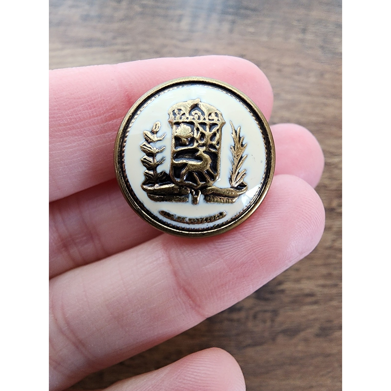 10 Lot Vintage Pendleton Cream Enamel Crest Blazer Button Stag Crown Motif Regal