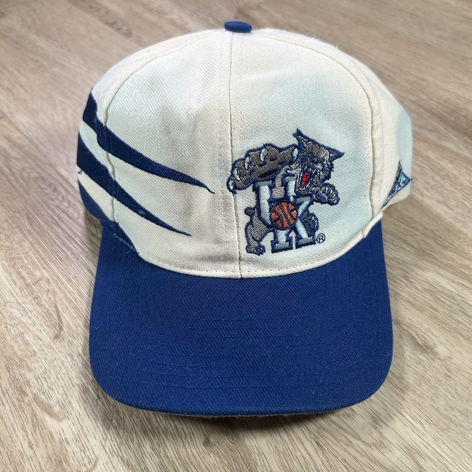 VTG Kentucky Wildcats Snapback Hat NCAA College White Blue Apex One Wool Cap VTG Kentucky Wildcats Snapback Hat NCAA College White Blue Apex One Wool Cap