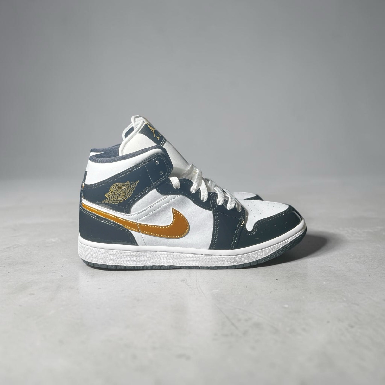 2019 Nike Air Jordan 1 Mid SE Patent Gold Black White Size 10 W/ OG Box