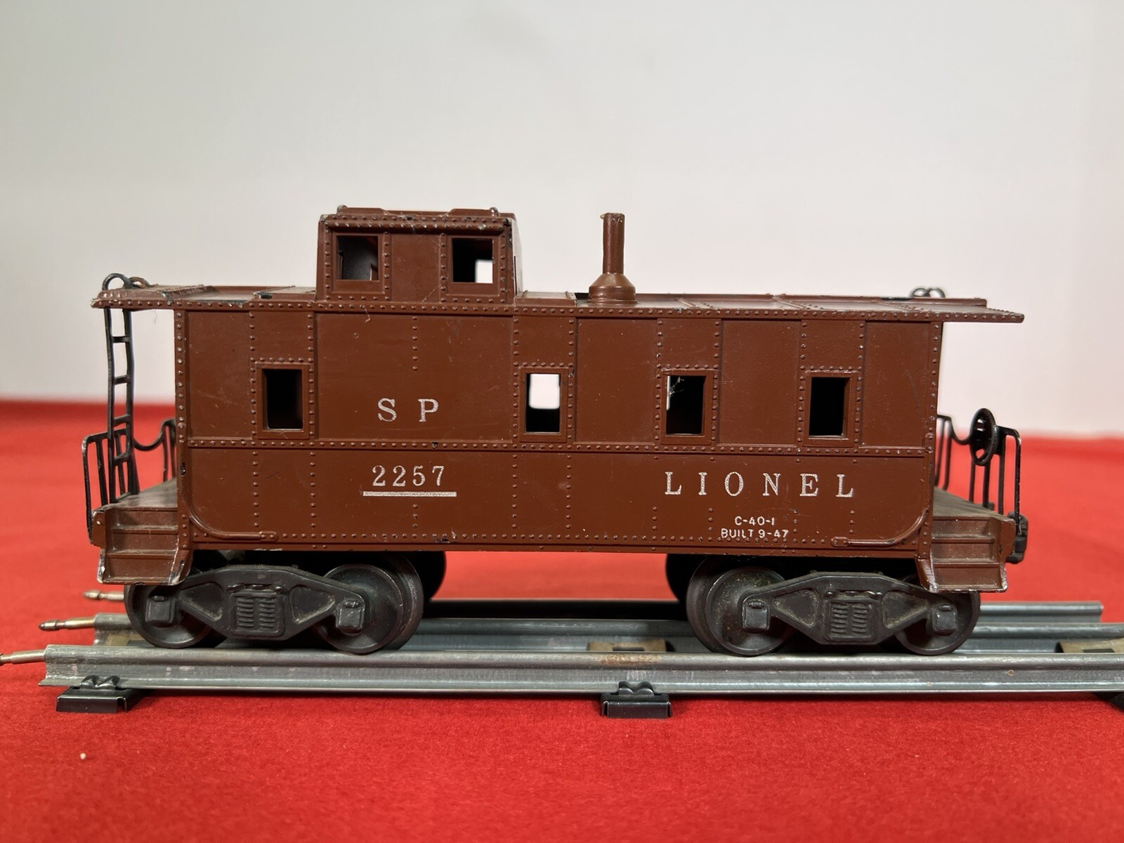 LIONEL POSTWAR SCARCE BROWN 2257 CABOOSE (Type VI) - Rare - Very Good Condition