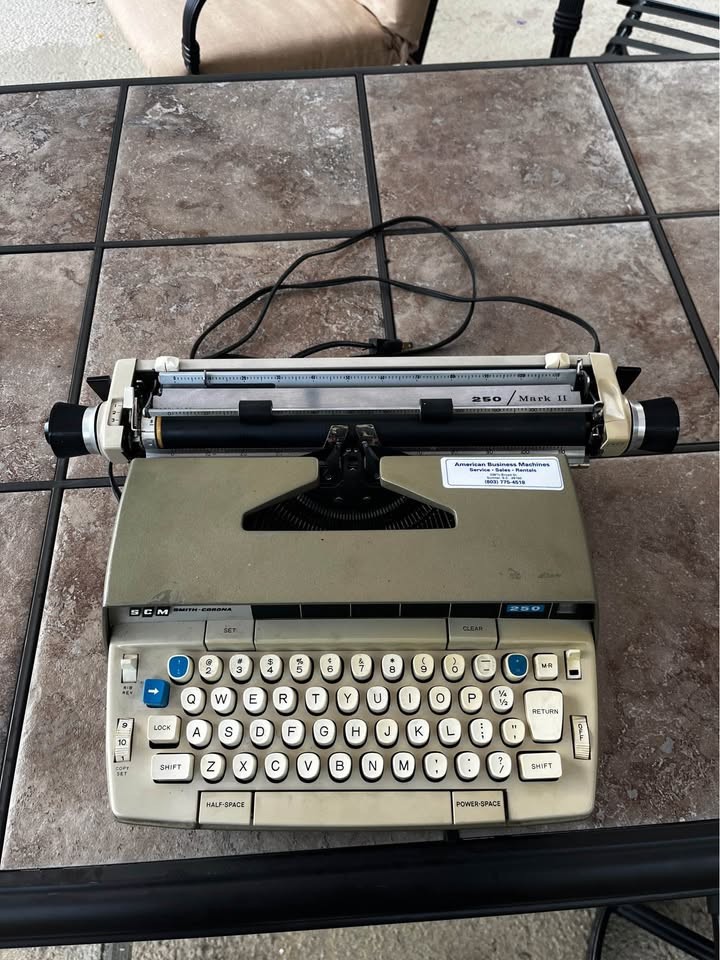 [Types] Smith Corona 250 Mark II Electric Typewriter
