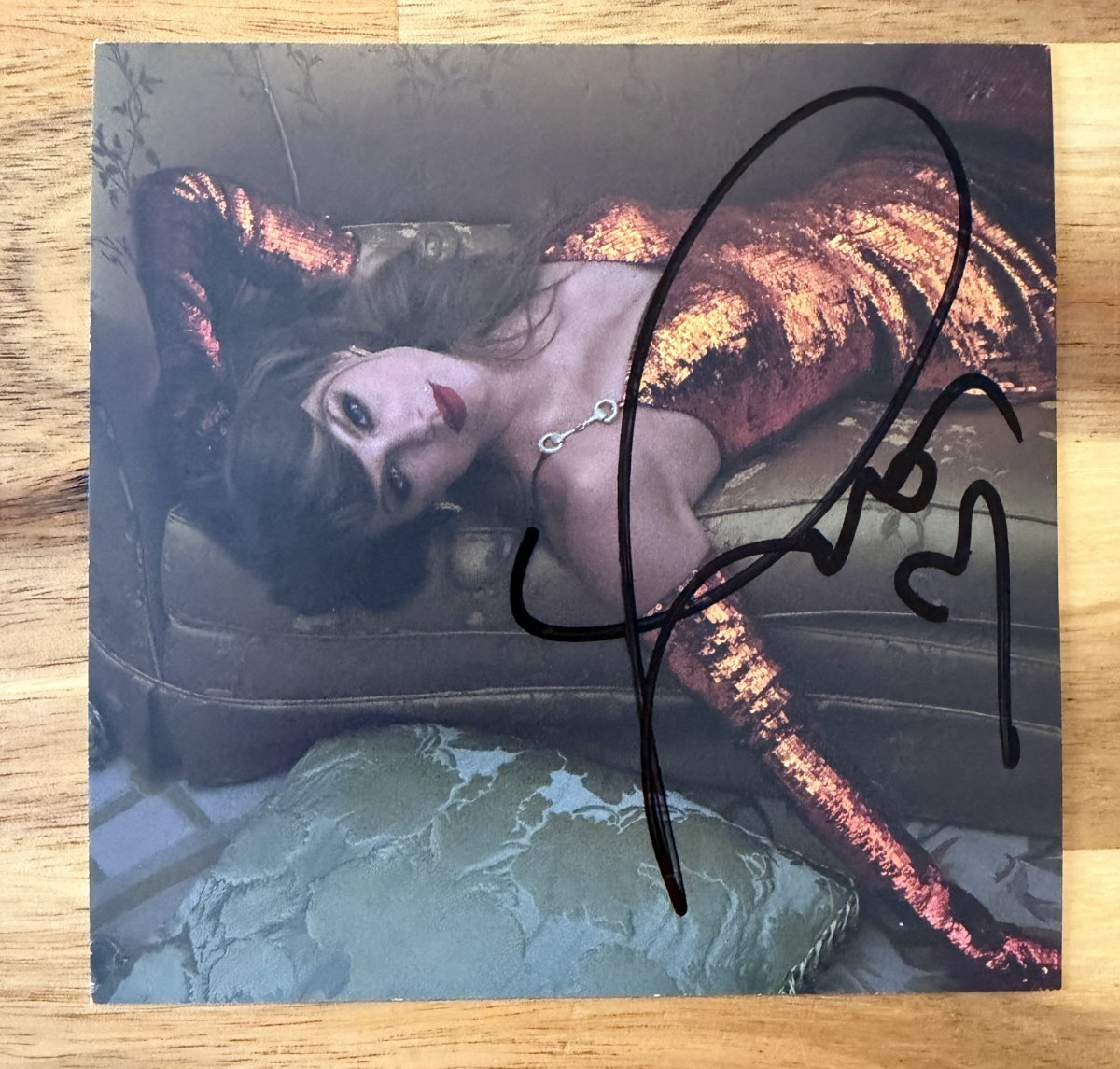 Rare MEDIUM LONG Signature Taylor Swift Signed The Life Of A Showgirl CD Photo 2 Rare MEDIUM LONG Signature Taylor Swift Signed The Life Of A Showgirl CD Photo 2