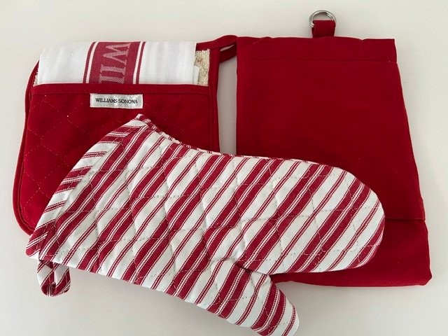 Williams Sonoma Kitchen Essentials Set Apron Oven Mitt Potholder Tea Towel Red Williams Sonoma Kitchen Essentials Set Apron Oven Mitt Potholder Tea Towel Red