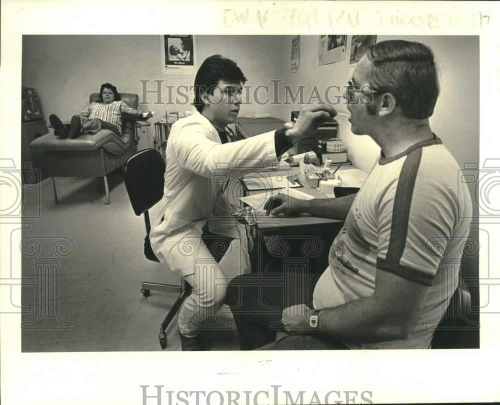 1985 Press Photo Ray and Patricia Emmons donate blood to Red Cross - noc35650