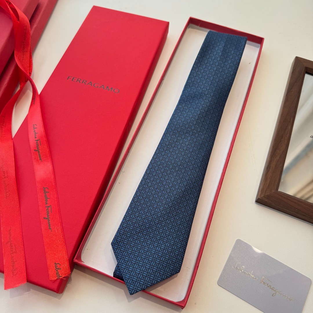 NWT Men\'s Luxury Ferragamo Silk Tie Executive Business Formal