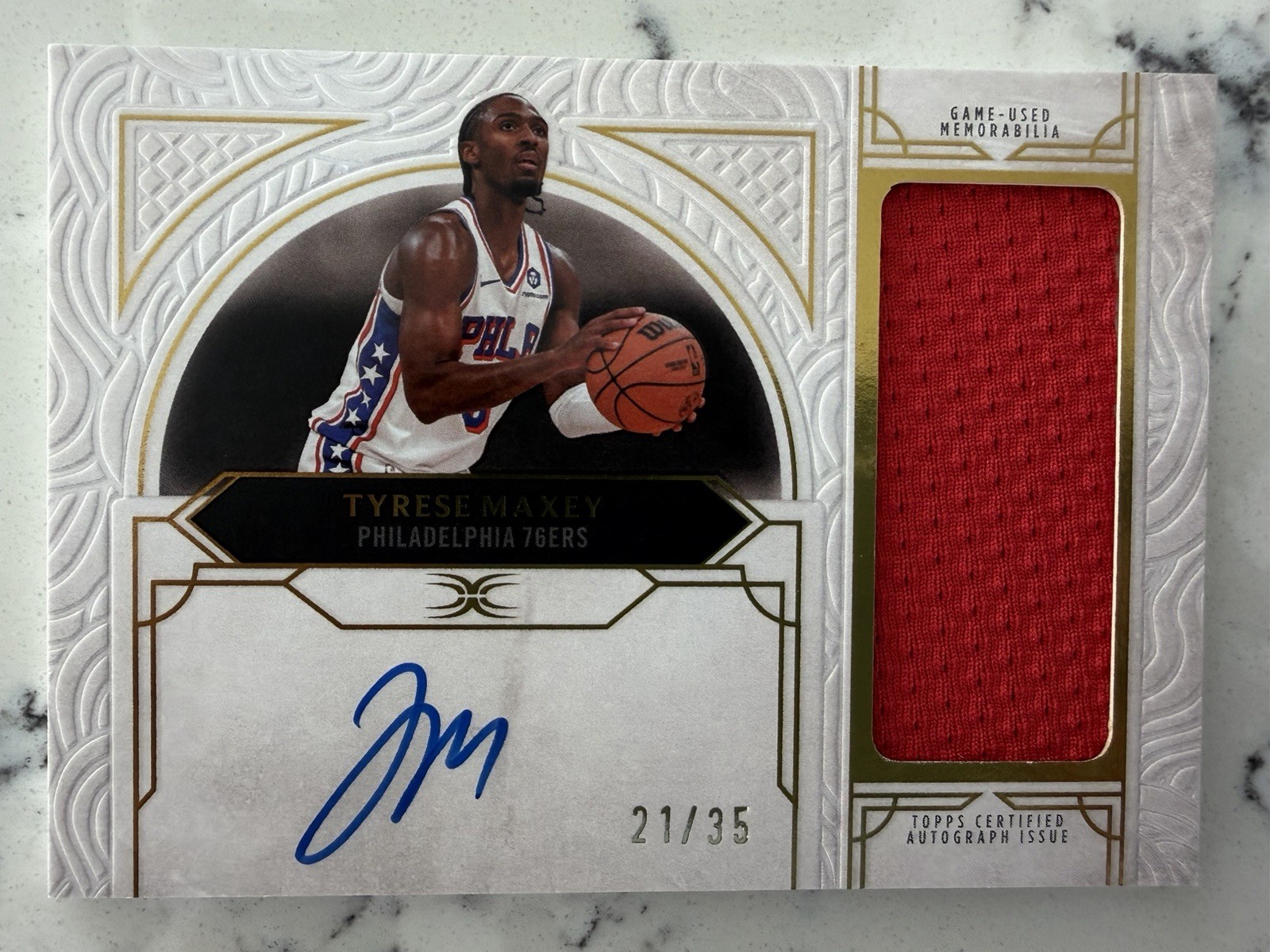 2025-2026 Topps Definitive Collection Tyrese Maxey Relic Autograph /35 2025-2026 Topps Definitive Collection Tyrese Maxey Relic Autograph /35