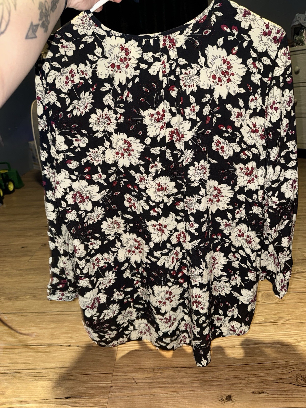 Women’s Large Floral V-Neck 3/4 Sleeve Rayon Women’s Large Floral V-Neck 3/4 Sleeve Rayon
