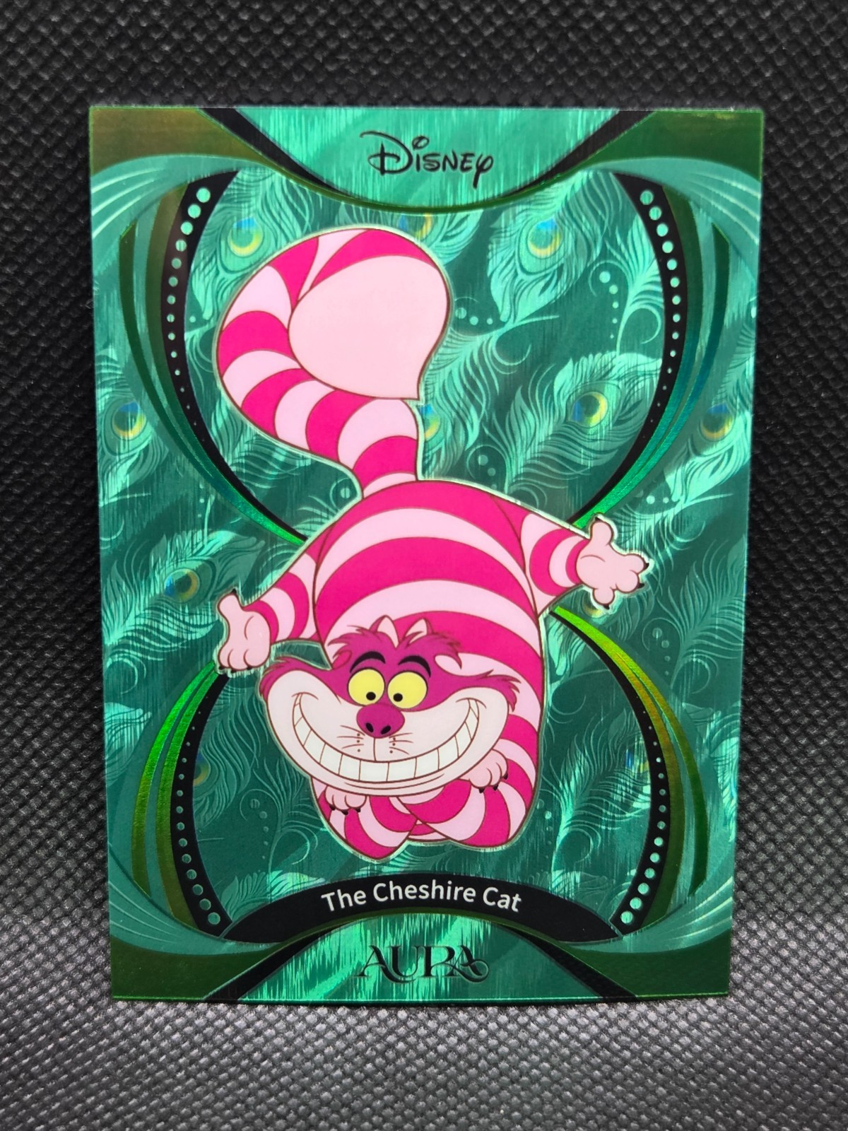 The Cheshire Cat 2025 Kakawow Aura Disney GREEN PEACOCK Refractor /25 SSP