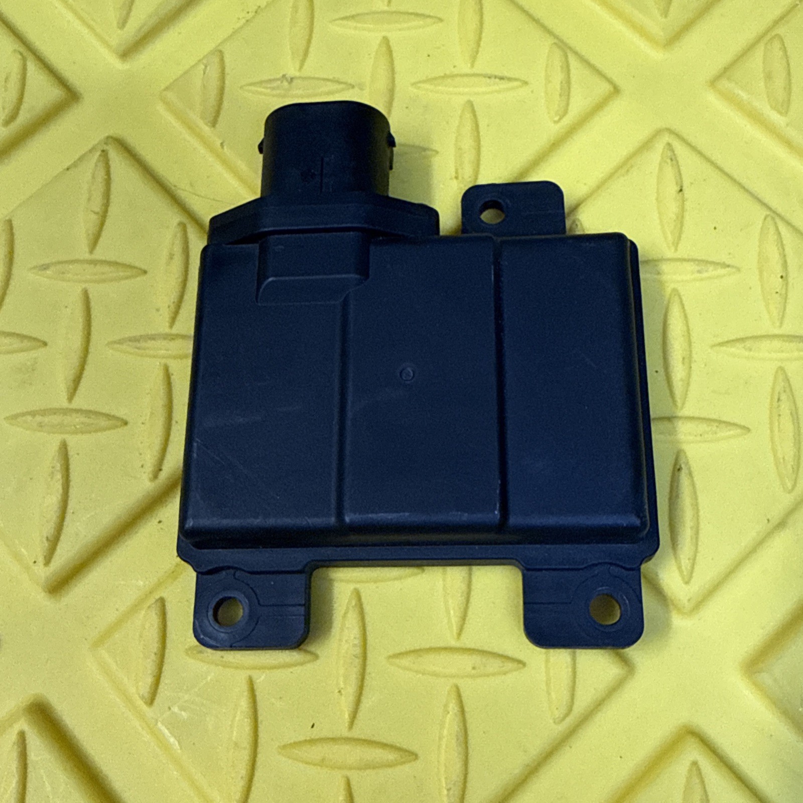 2021-23 HYUNDAI ELANTRA REAR LEFT DRIVER BLIND SPOT RADAR SENSOR 99140AA020 2021-23 HYUNDAI ELANTRA REAR LEFT DRIVER BLIND SPOT RADAR SENSOR 99140AA020
