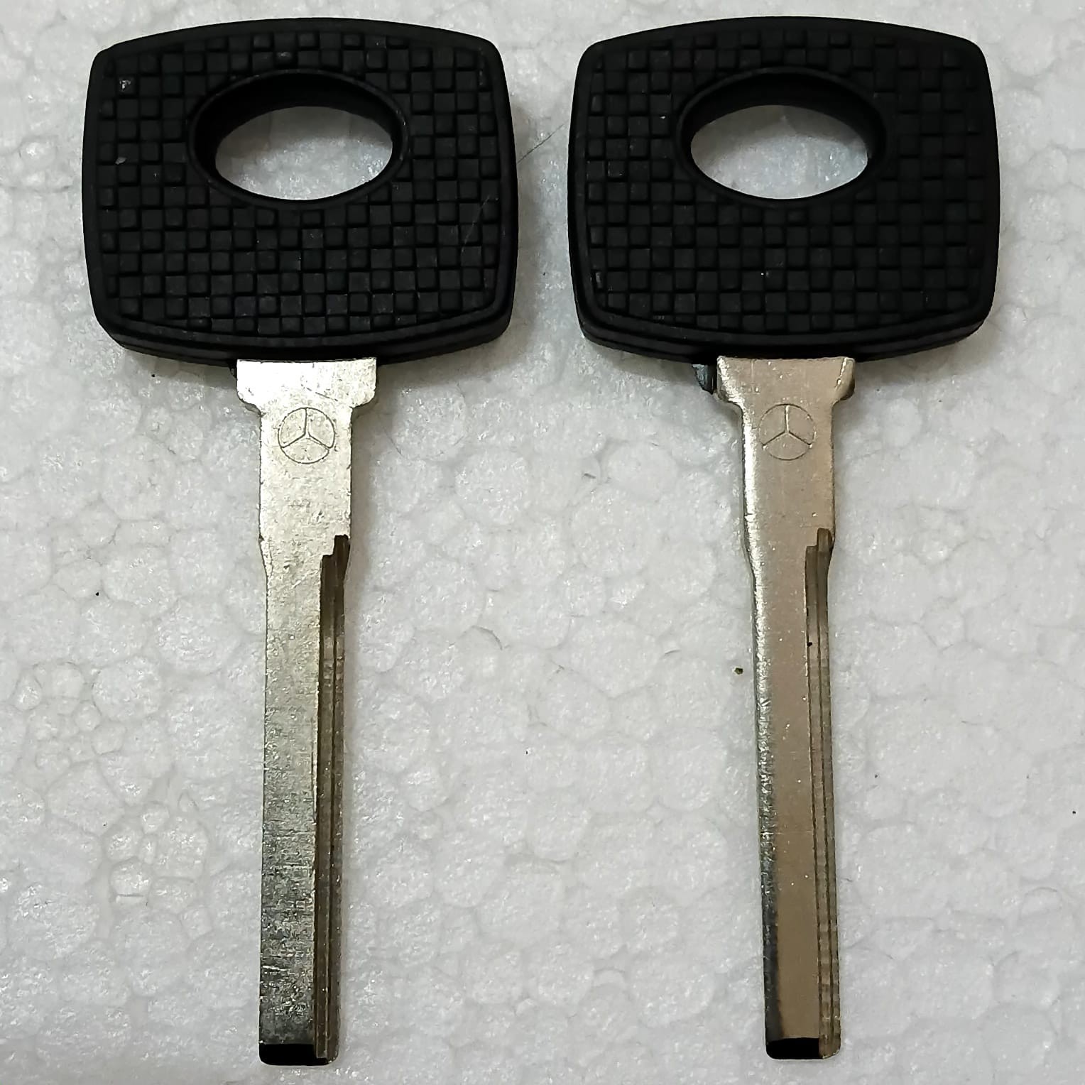 2x Key Blank Uncut Huf For Mercedes Benz SL SLC Classes W116 W126 W201 NOS