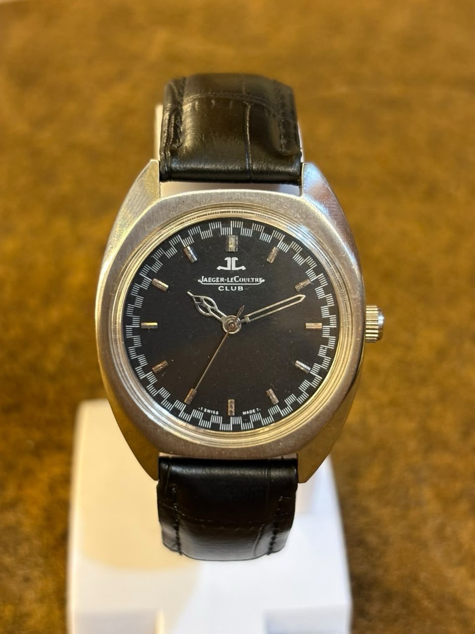 Vintage Jaeger-LeCoultre 17 Jewels Manual Winding Swiss Made Men’s Watch Vintage Jaeger-LeCoultre 17 Jewels Manual Winding Swiss Made Men’s Watch