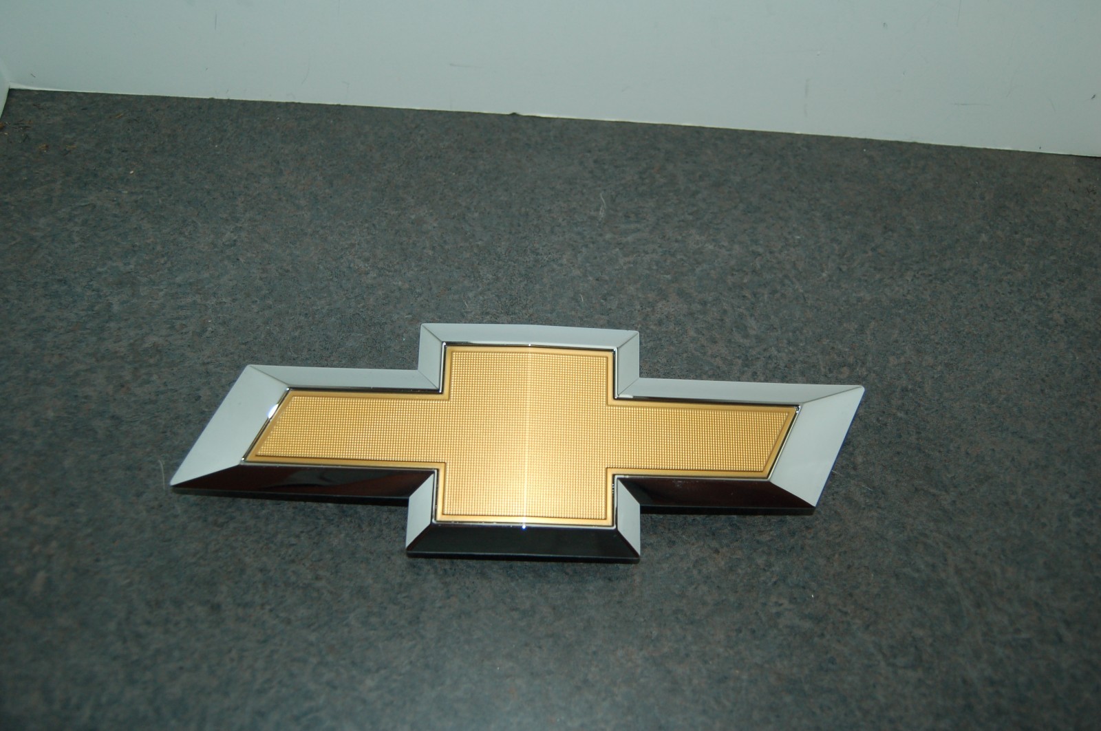 USED GM Chevrolet 23236301 Front Grille Bowtie Emblem 2016-2018 Silverado Trucks USED GM Chevrolet 23236301 Front Grille Bowtie Emblem 2016-2018 Silverado Trucks