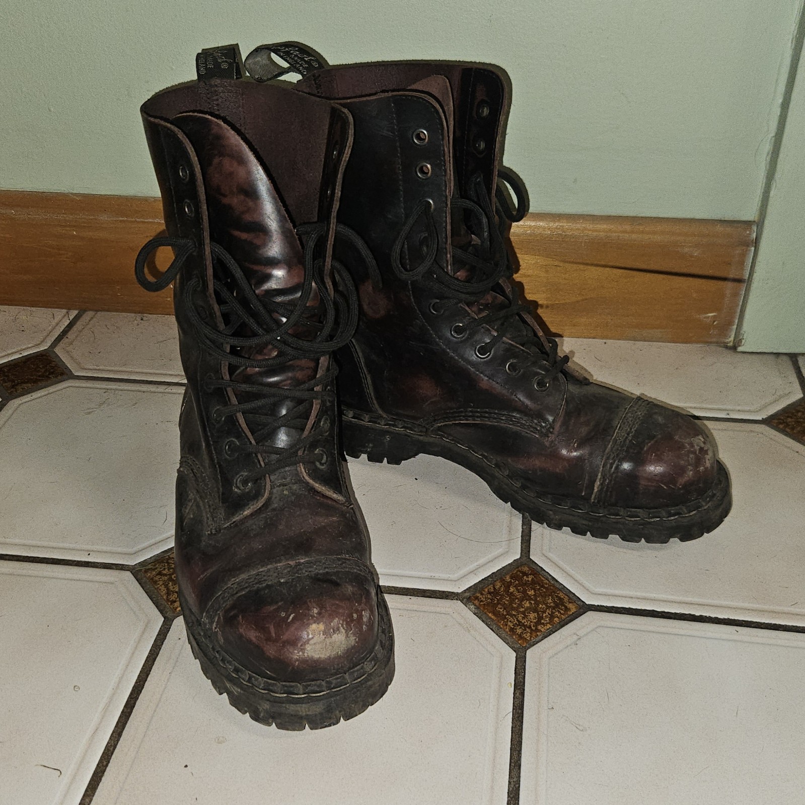 Solovair Gripfast 10-Eyelet Burgandy Rub Off Derby Boot US 9.5W Solovair Gripfast 10-Eyelet Burgandy Rub Off Derby Boot US 9.5W