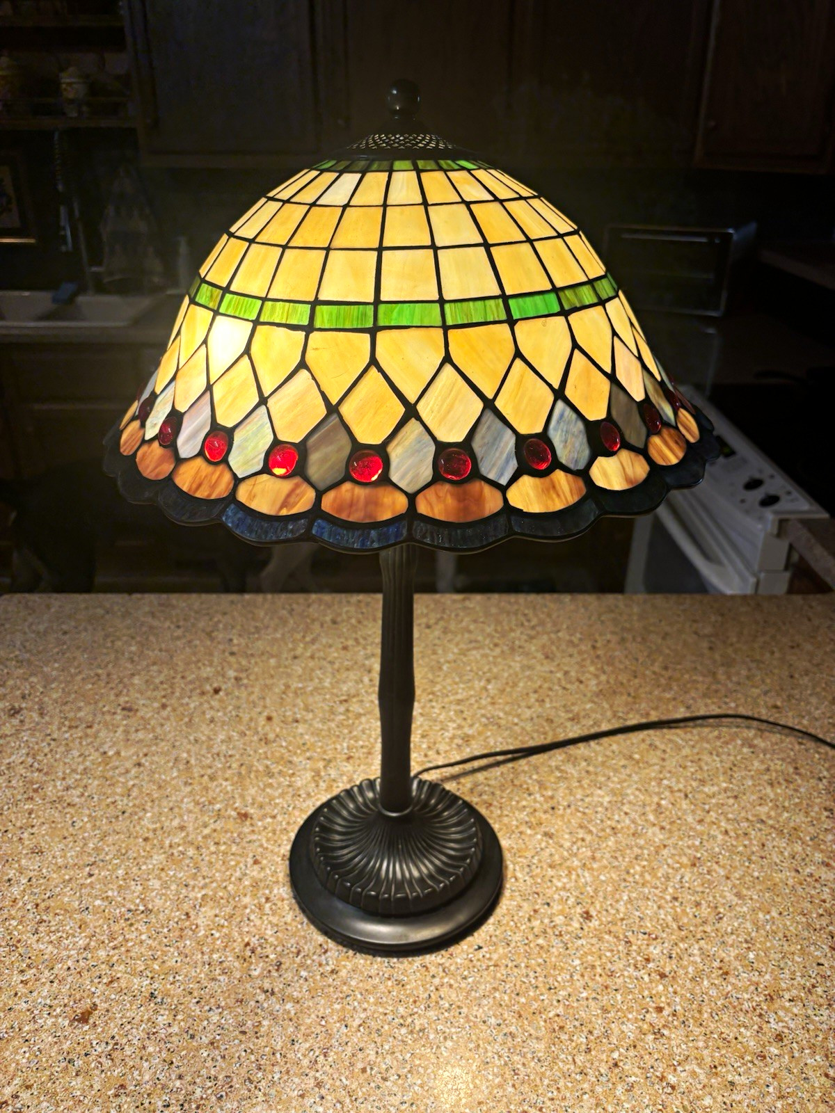 Quoizel Tiffany Style Stained Glass Table Lamp Pull Chain Bronze Finish Quoizel Tiffany Style Stained Glass Table Lamp Pull Chain Bronze Finish