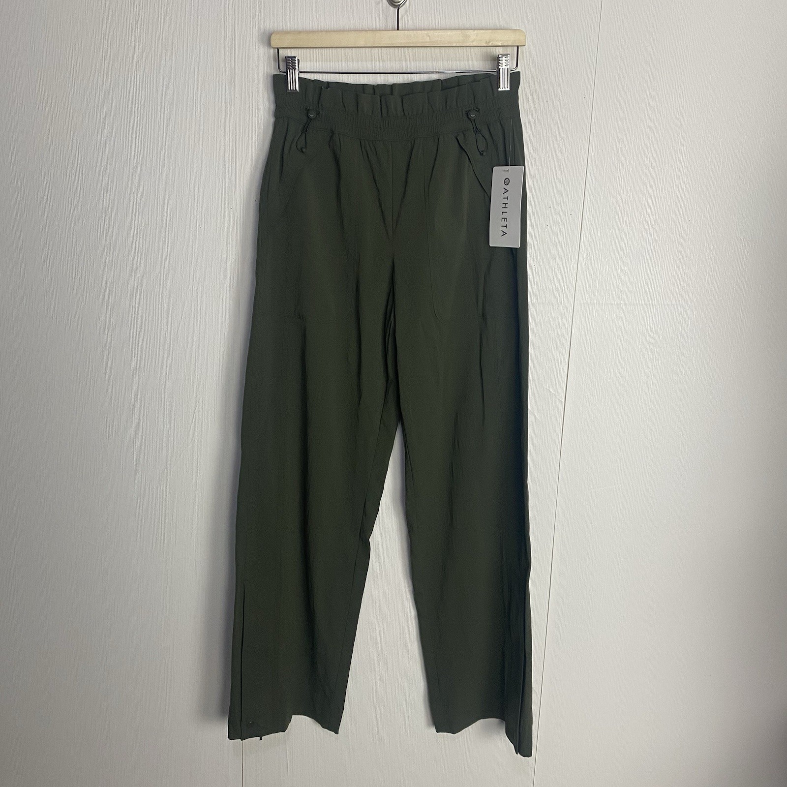 Athleta Trekkie Parachute High Rise NWT Olive Pants With Pockets Size 4. Athleta Trekkie Parachute High Rise NWT Olive Pants With Pockets Size 4.