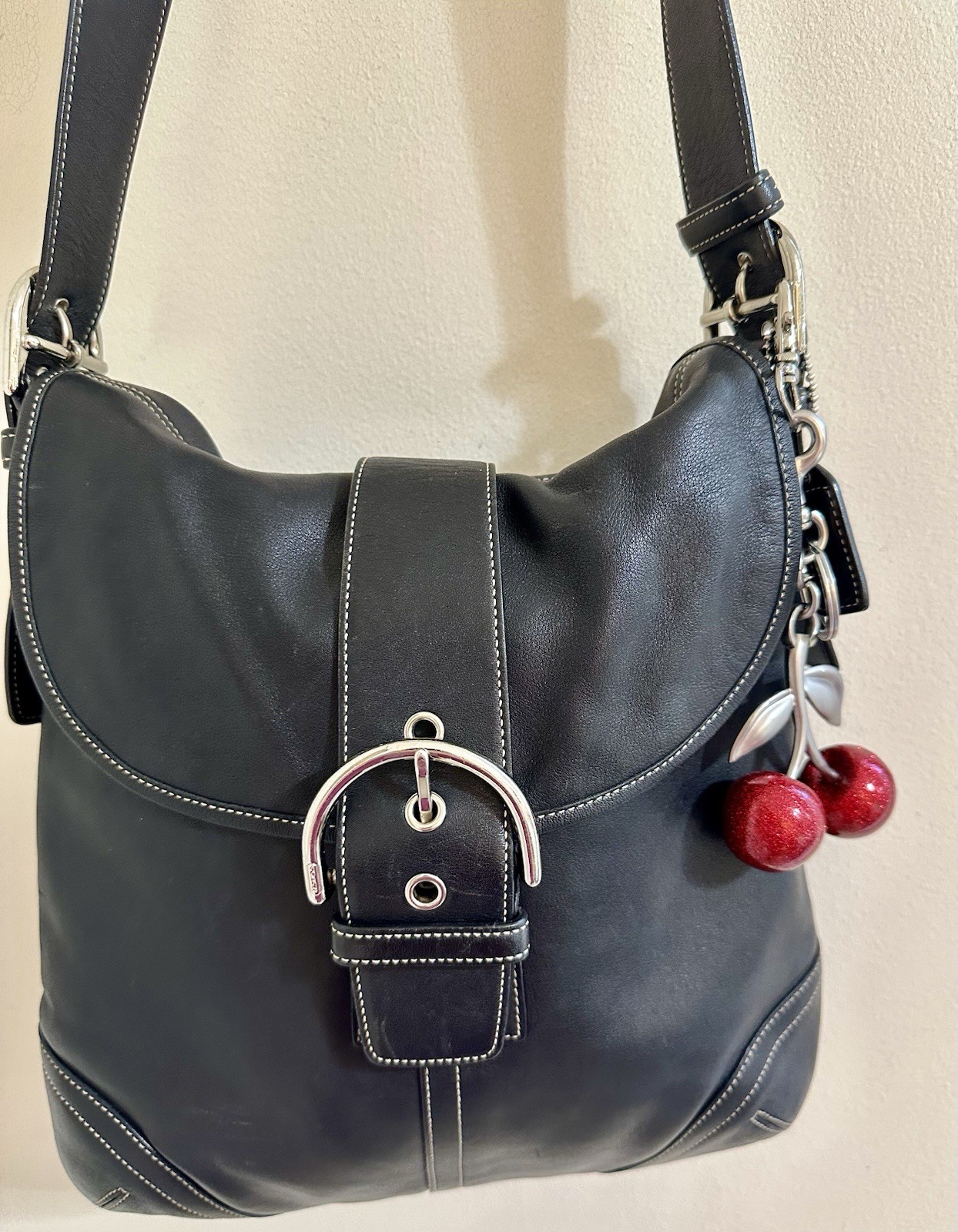Vintage Coach Soho Flap Closure Black Gloved Leather Shoulder Bag 9481 W/ Charm