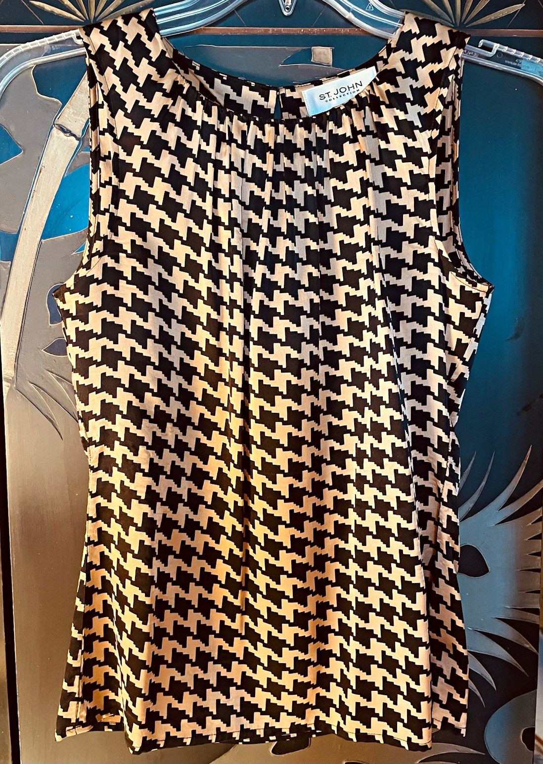 St. John women Sleeveless Blouse Black/Beige Petite %100 silk Condition perfect St. John women Sleeveless Blouse Black/Beige Petite %100 silk Condition perfect